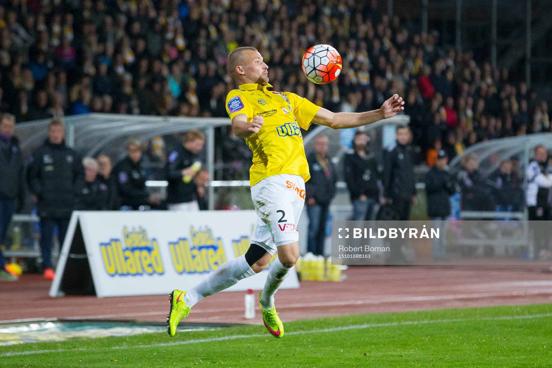 Falkenbergs Rasmus Sjöstedt tar ned bollen på bröstet
