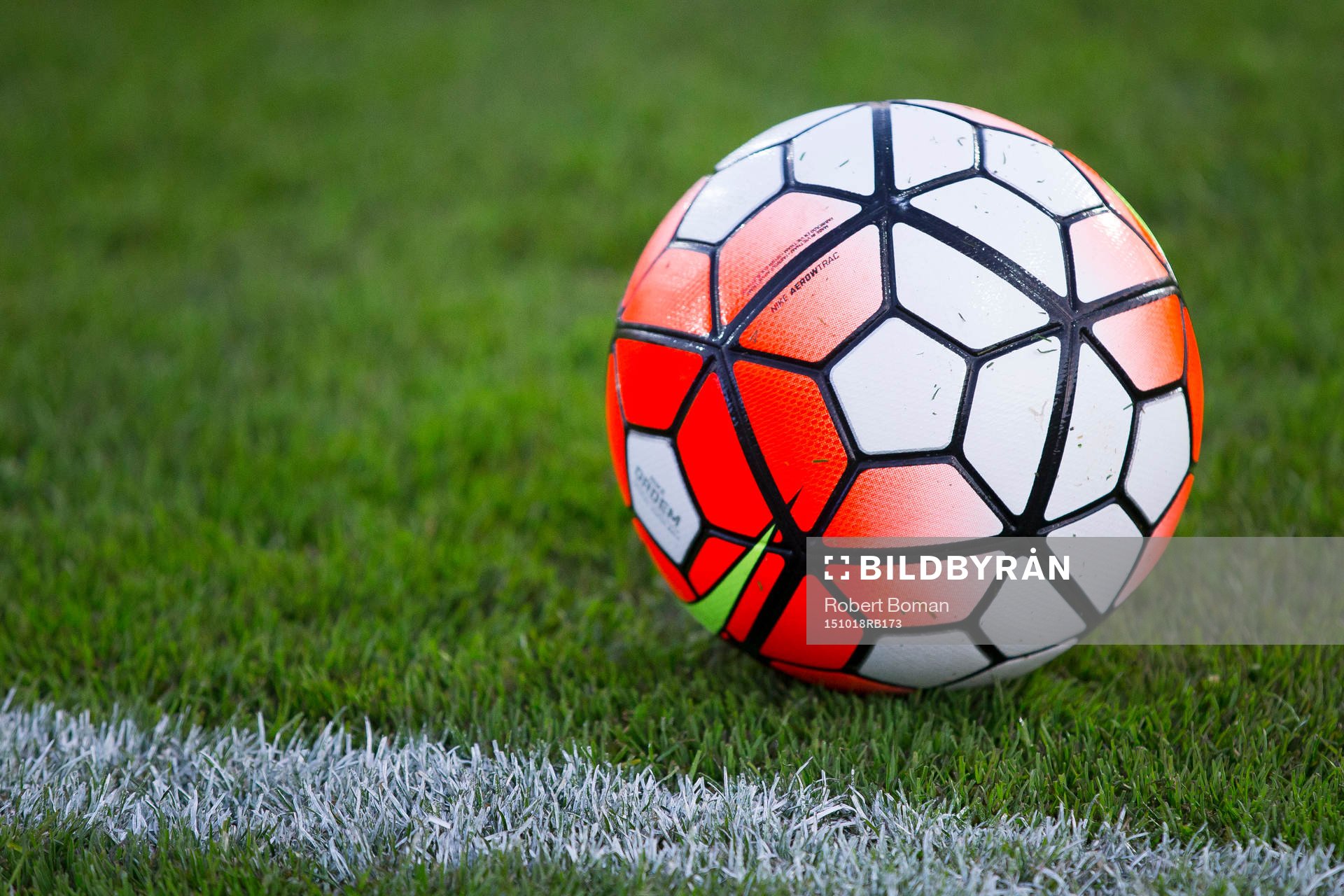 En fotboll ligger i gräset