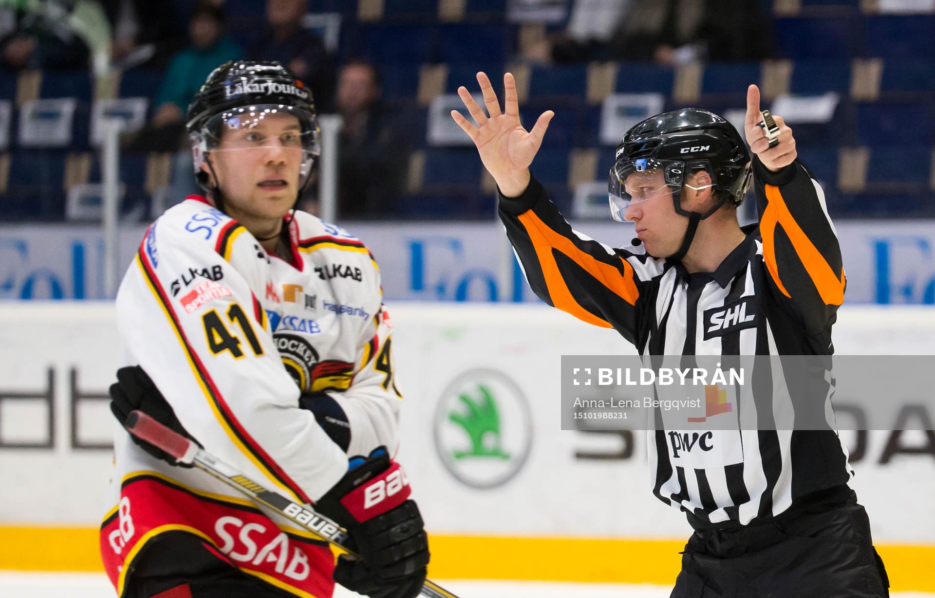 Domare Aleksi Rantala visar tecken för 6 spelare på isen