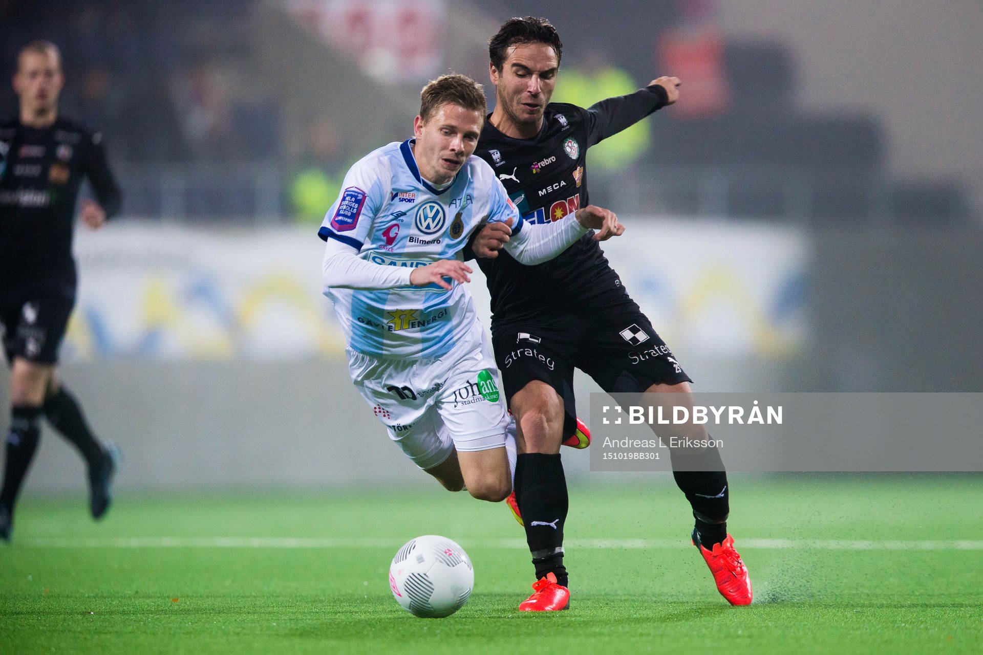Gefles Johan Bertilsson i kamp om bollen med Örebros Nordin Gerzic under fotbollsmatchen i Allsvenskan mellan Gefle och Örebro den 19 oktober 2015 i Gävle.