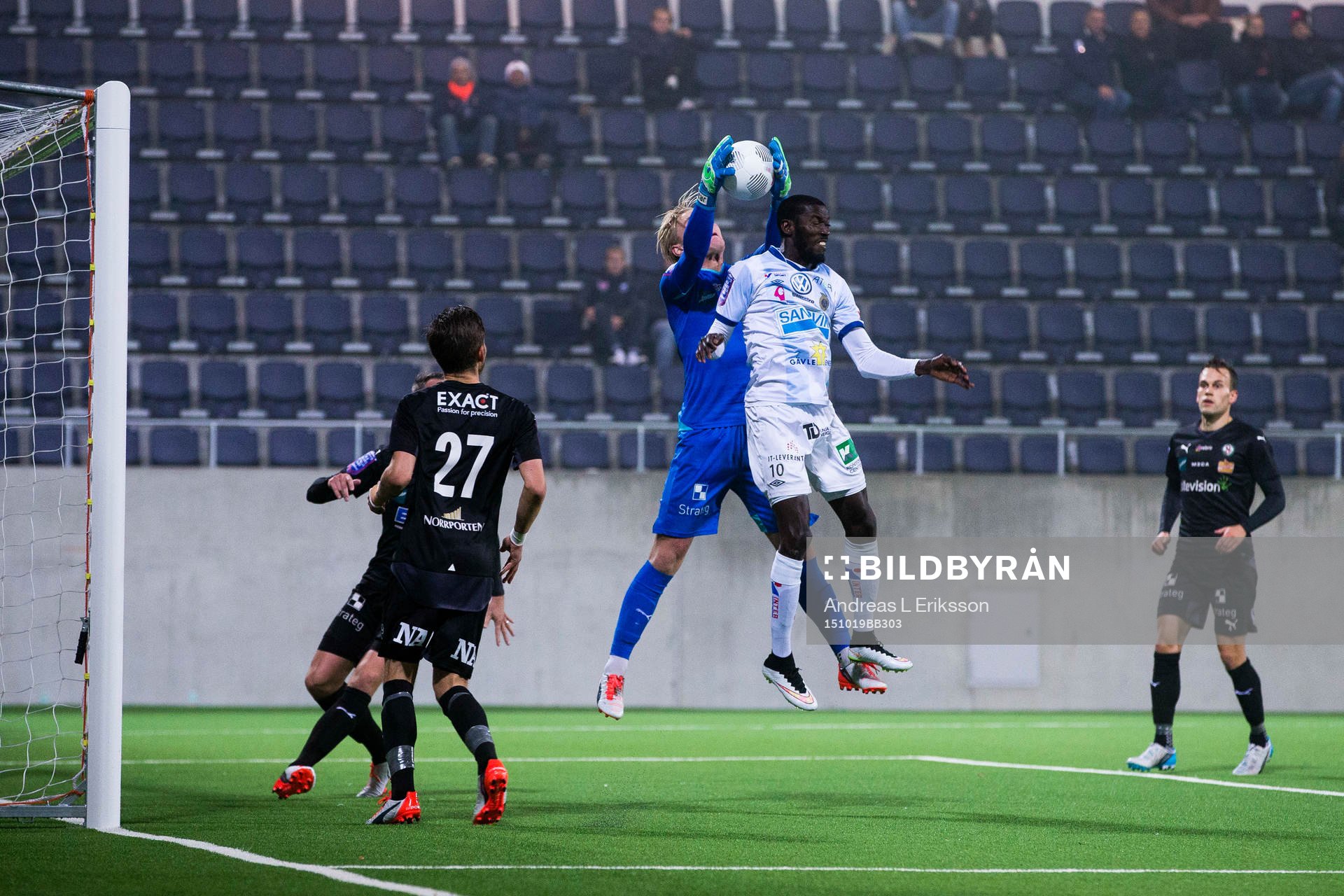 Gefles målvakt Oskar Larsson tar ner bollen i en duell med