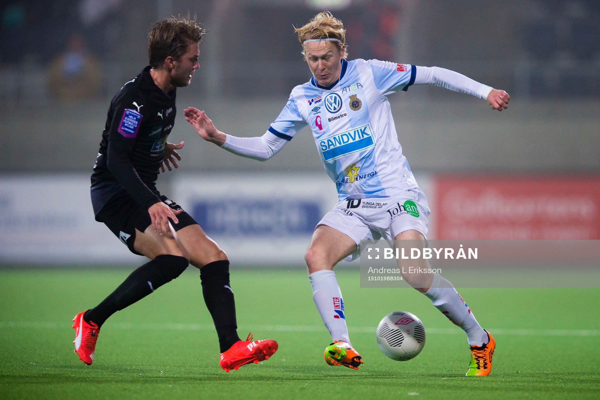 Örebros Martin Broberg i kamp om bollen med Gefles Jacob
