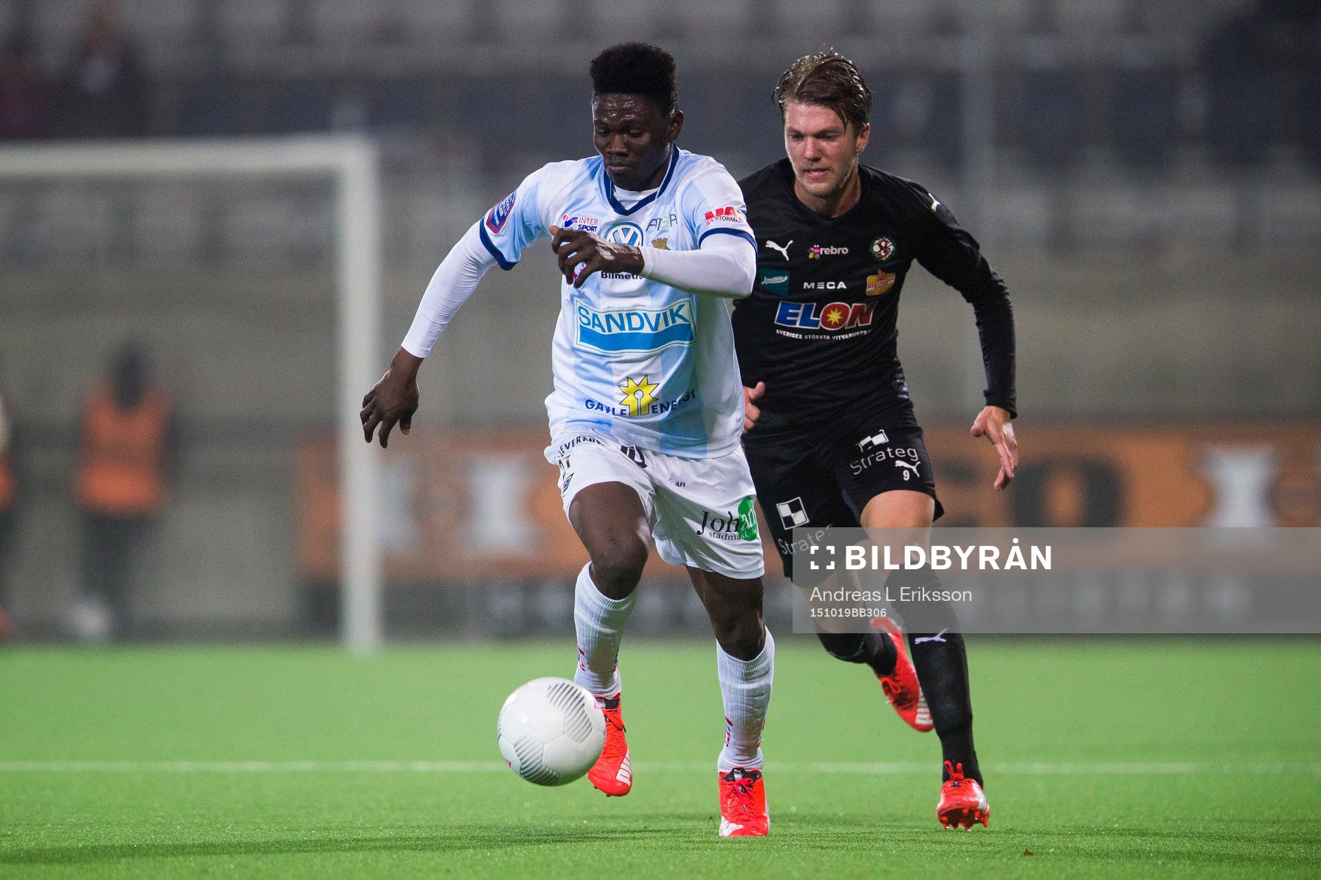 Gefles Kwame Bonsu jagas av Örebros Martin Broberg