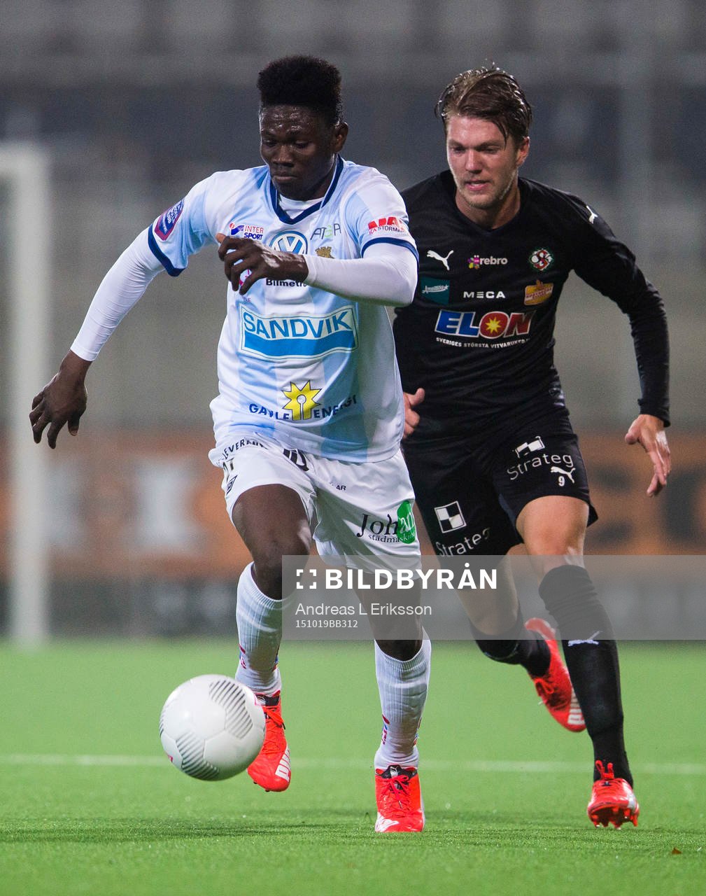 Gefles Kwame Bonsu jagas av Örebros Martin Broberg