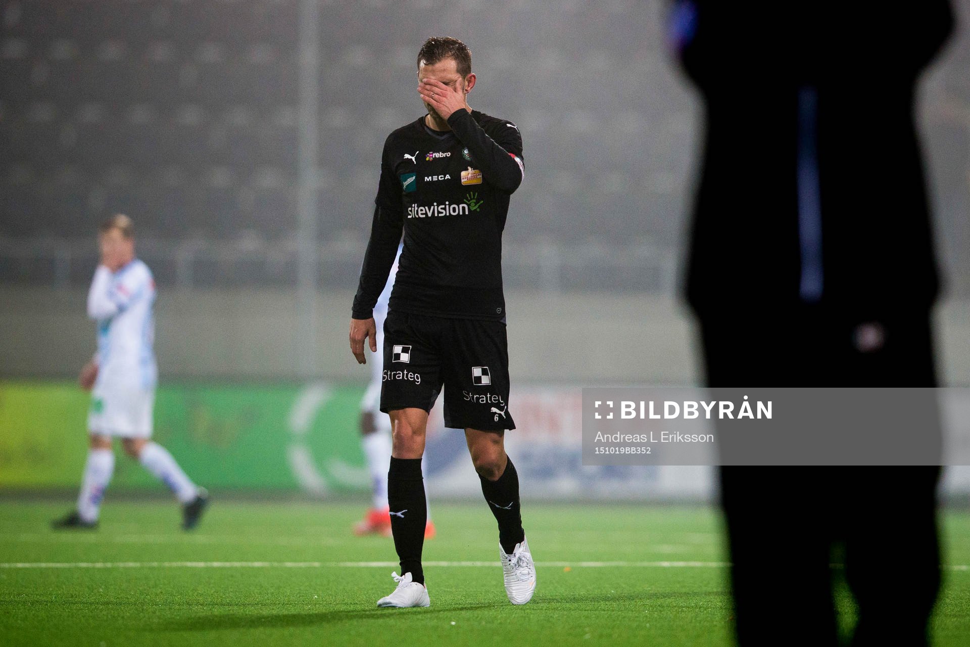 Örebros Robert Åhman Persson tar sig för ansiktet