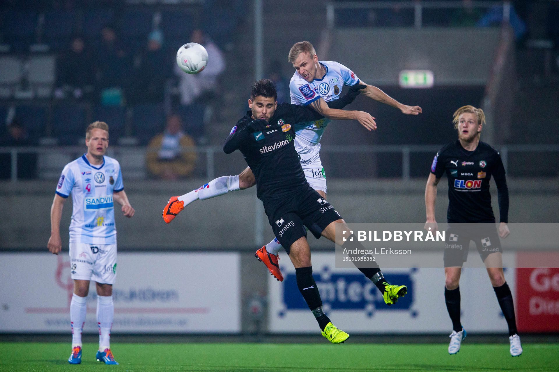 Örebros Astrit Ajdarevic i en nickduell med Gefles Robin
