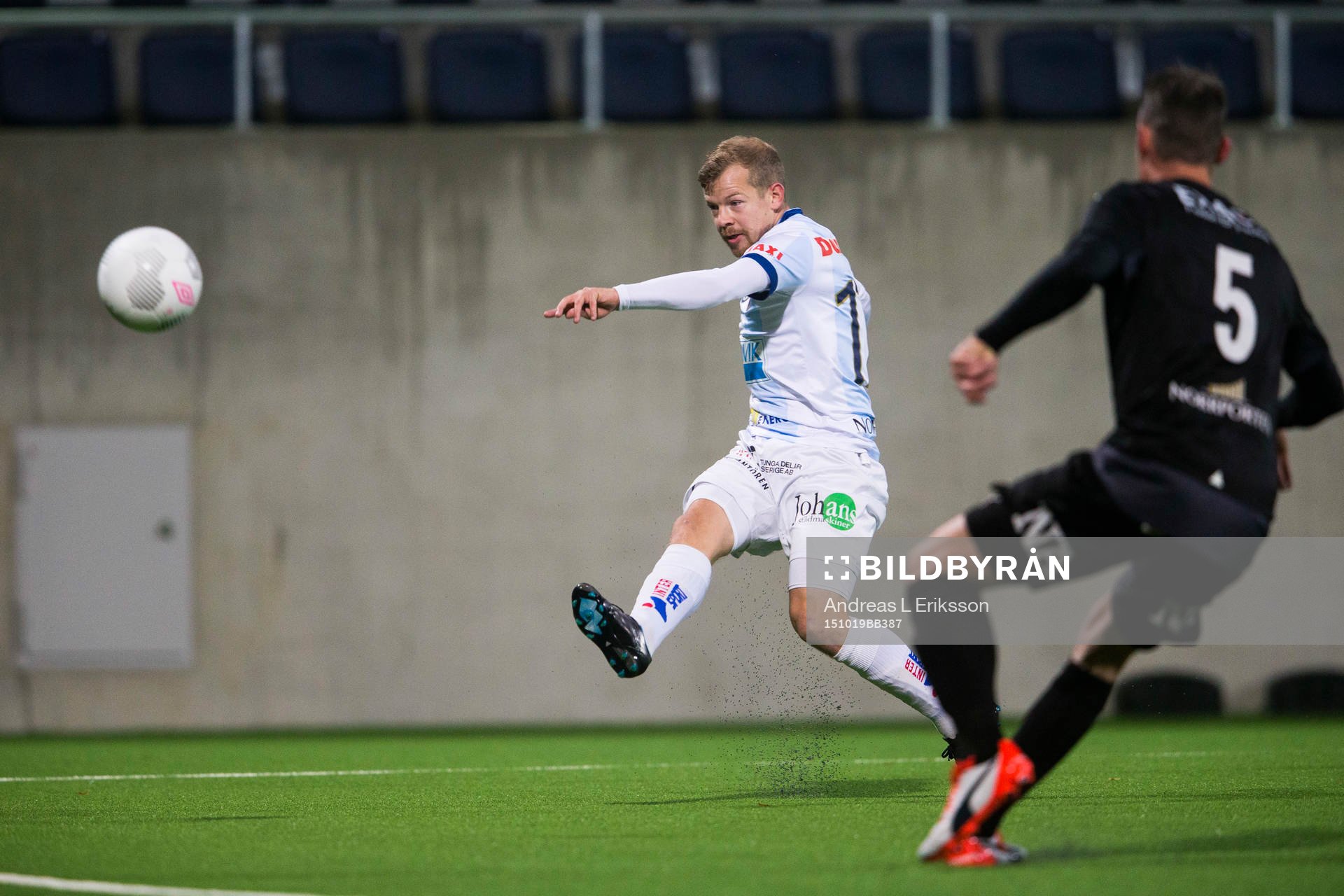Gefles Jonas Lantto med ett skott