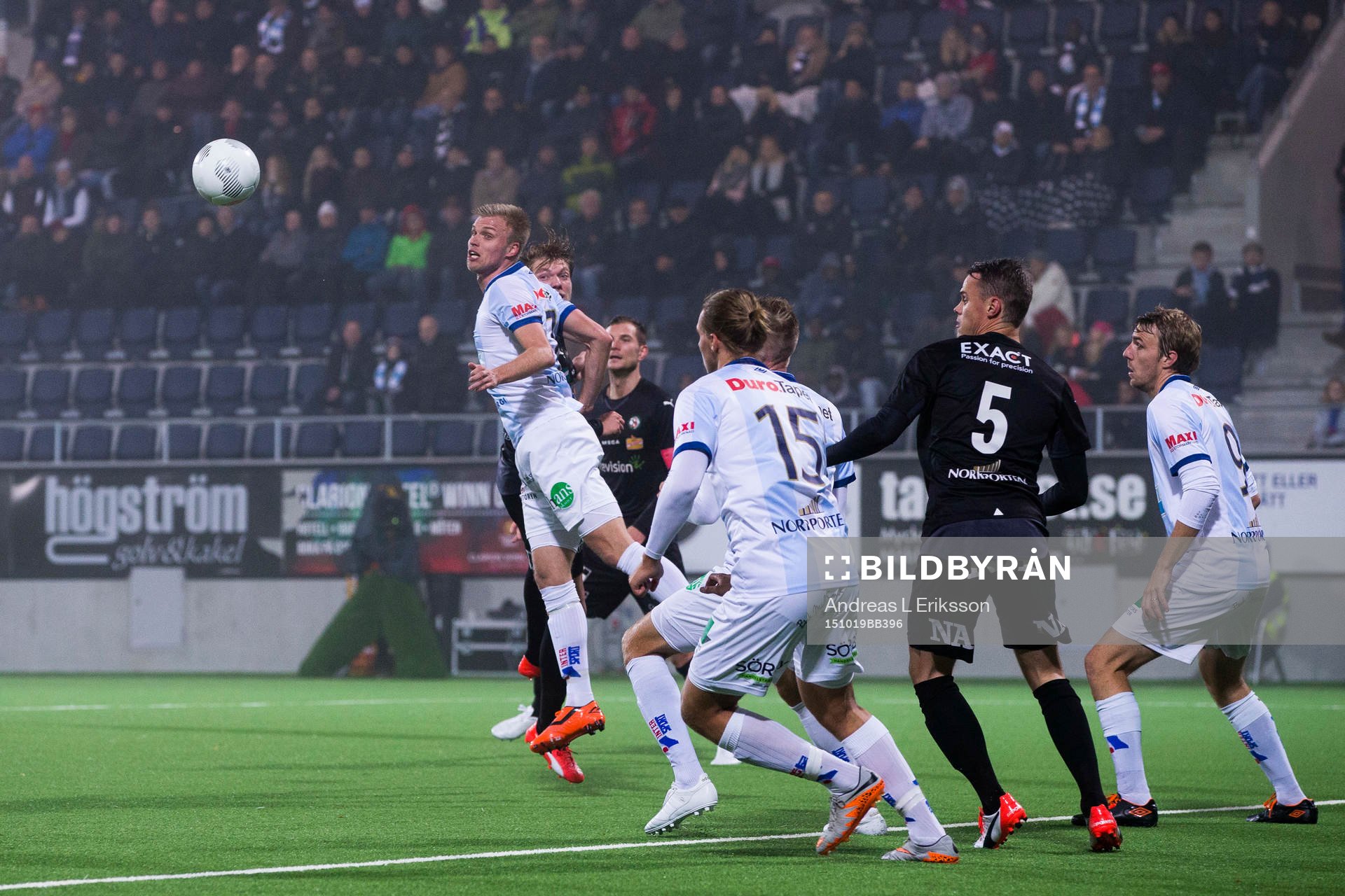 Gefles Robin Nilsson rensar undan en hörna under fotbollsmatchen i Allsvenskan mellan Gefle och Örebro den 19 oktober 2015 i Gävle. 