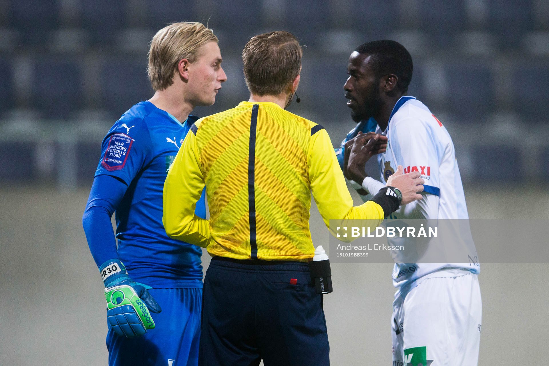 Örebros målvakt Jacob Rinne, domare Johan Hamlin och