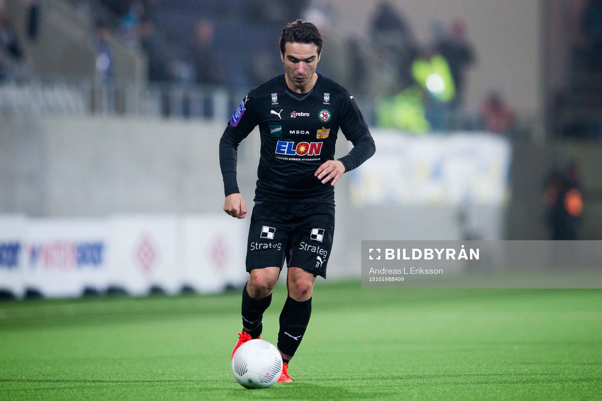 Örebros Nordin Gerzic med bollen