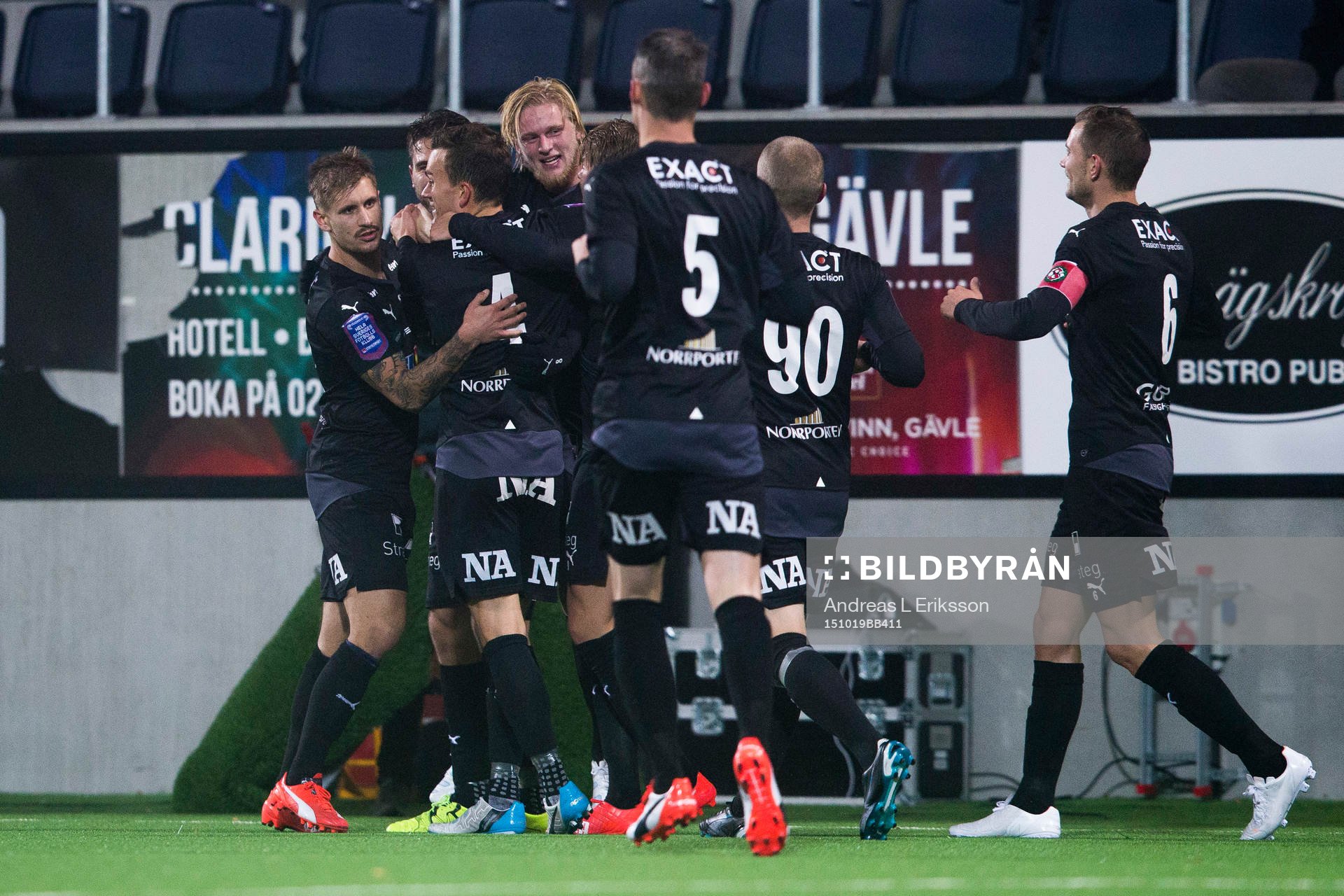 Örebros Karl Holmberg (m) gör 2-1 och jublar tillsammans med sina lagkamrater under fotbollsmatchen i Allsvenskan mellan Gefle och Örebro den 19 oktober 2015 i Gävle.
