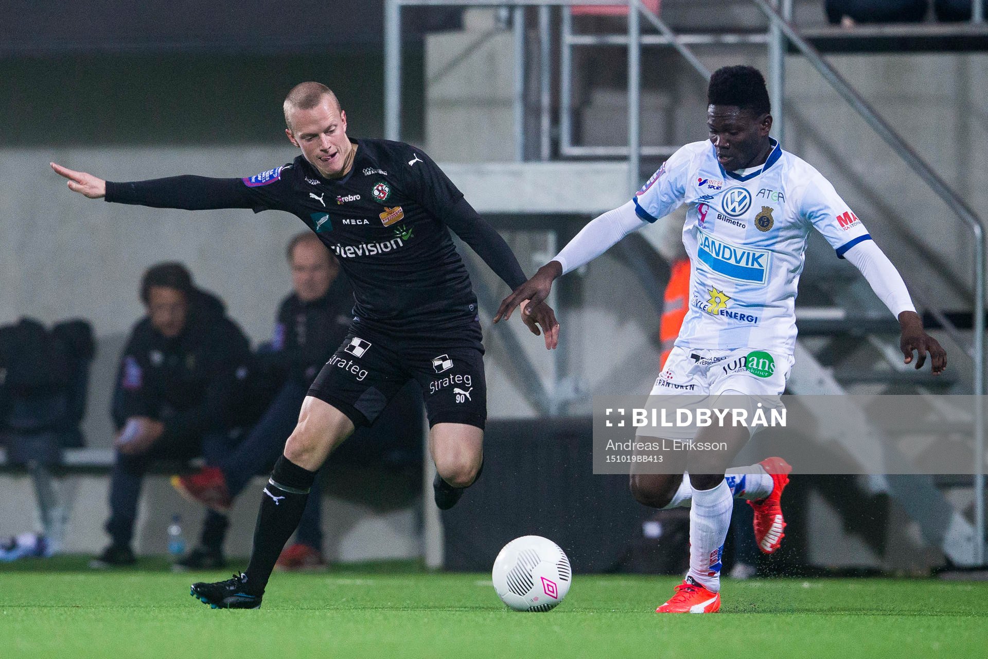 Örebros Daniel Gustavsson i kamp om bollen med Gefles