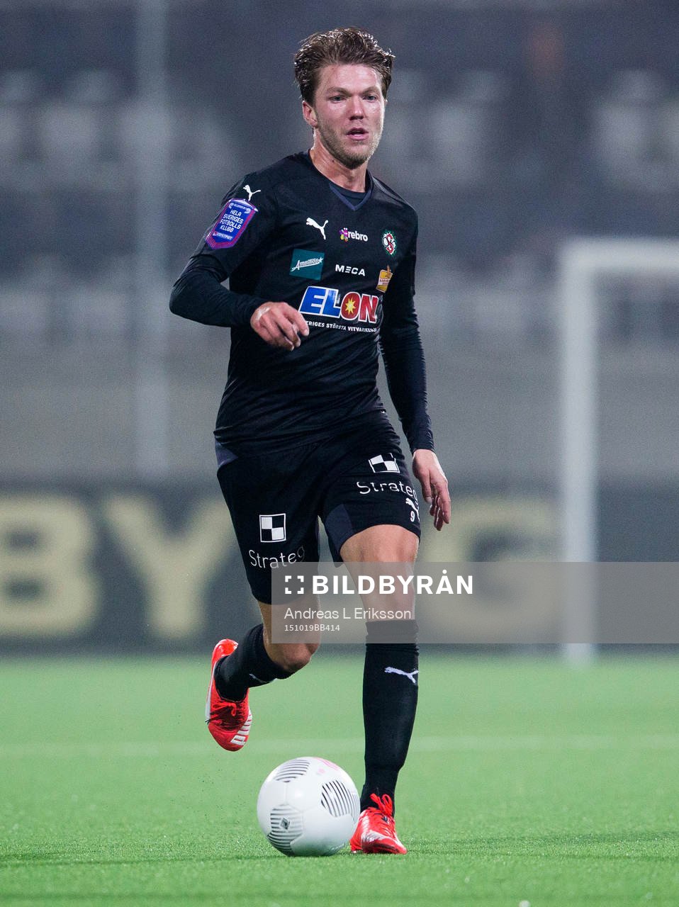 Örebros Martin Broberg med bollen