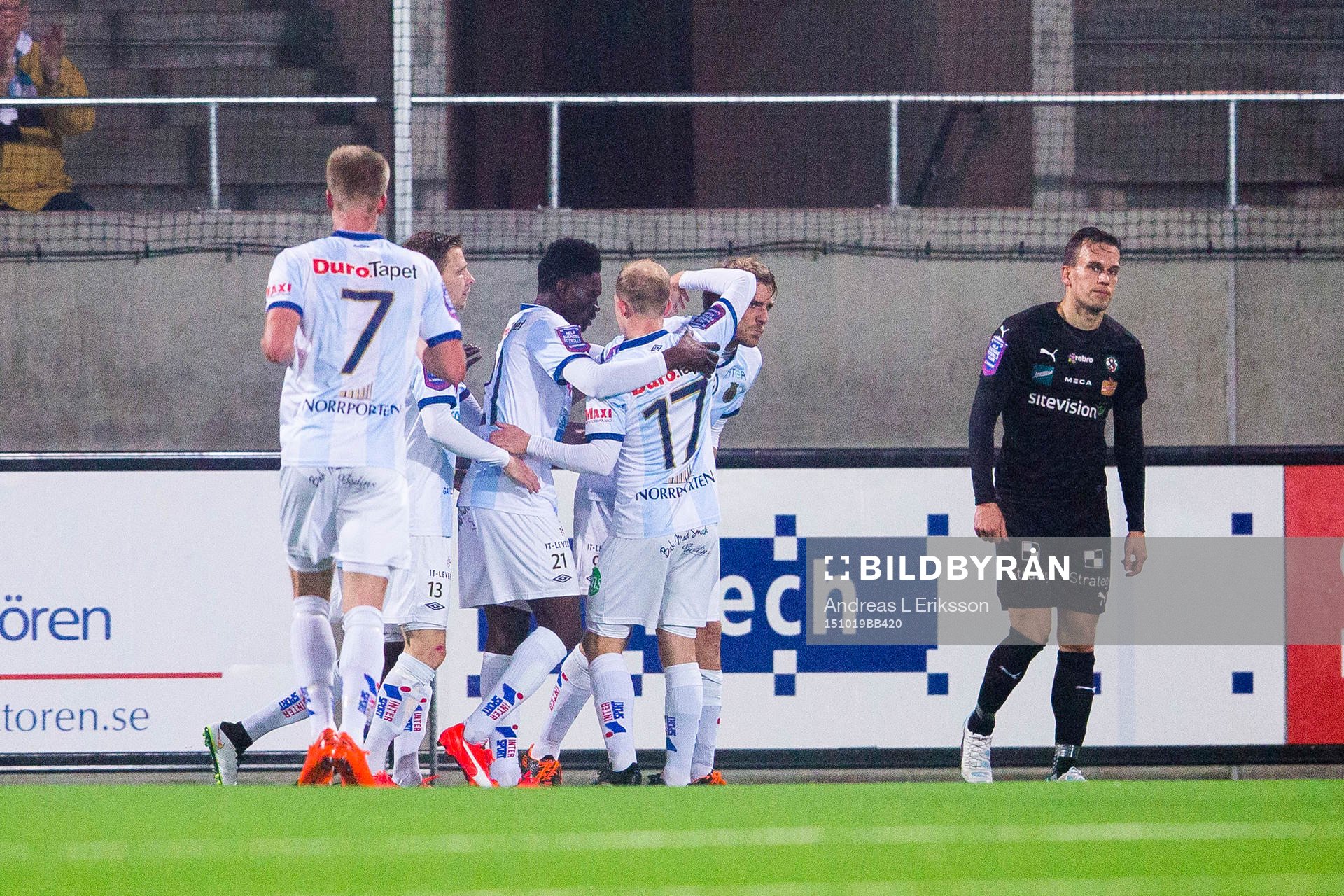 Gefles spelare jublar efter att Johan Oremo kvitterat till 2-2 under fotbollsmatchen i Allsvenskan mellan Gefle och Örebro den 19 oktober 2015 i Gävle.