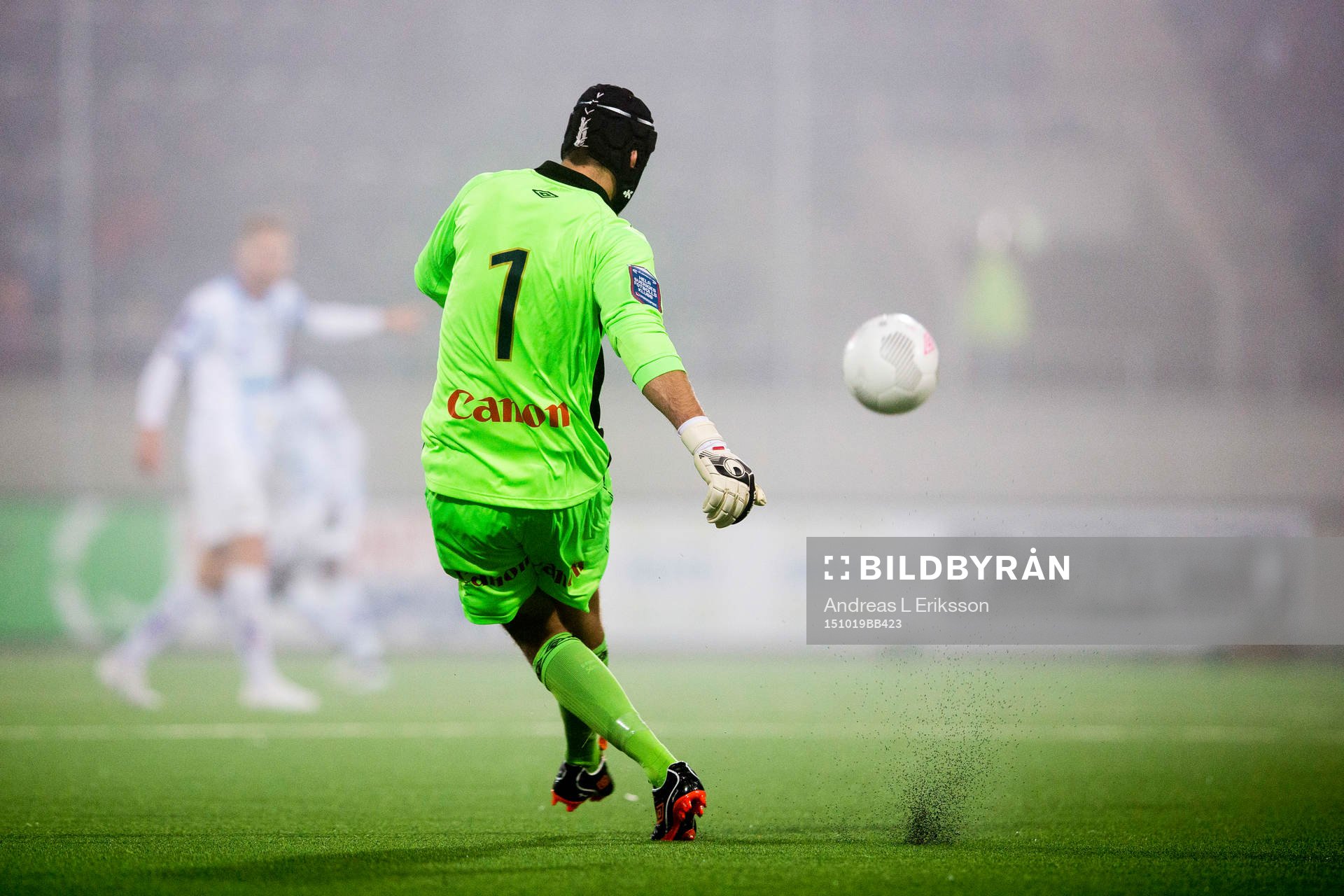 Gefles målvakt Emil Hedvall med en utspark under fotbollsmatchen i Allsvenskan mellan Gefle och Örebro den 19 oktober 2015 i Gävle. 