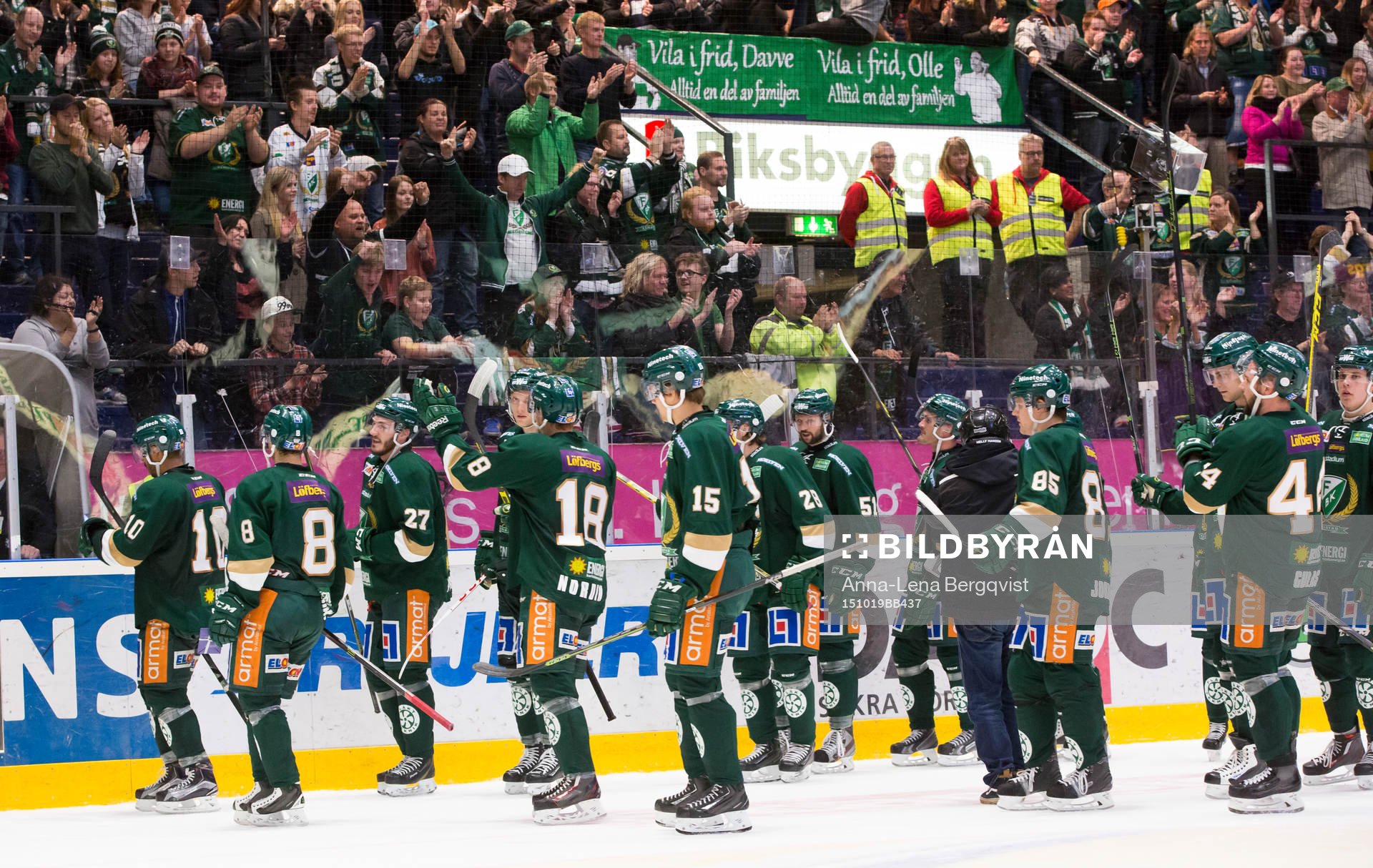 Färjestads supporters på läktaren jublar
