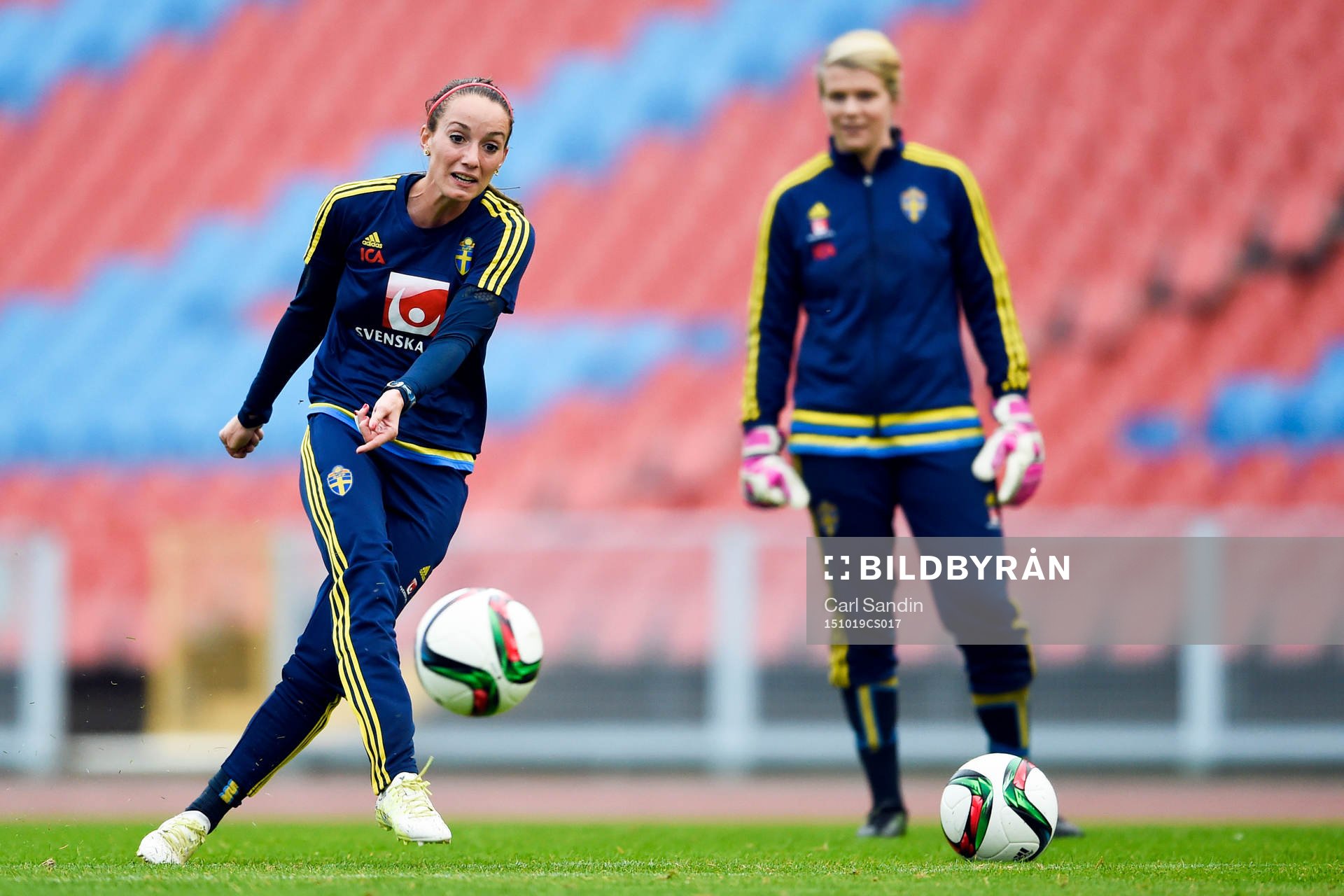 Sveriges Kosovare Asllani och målvakt Emelie Lundberg