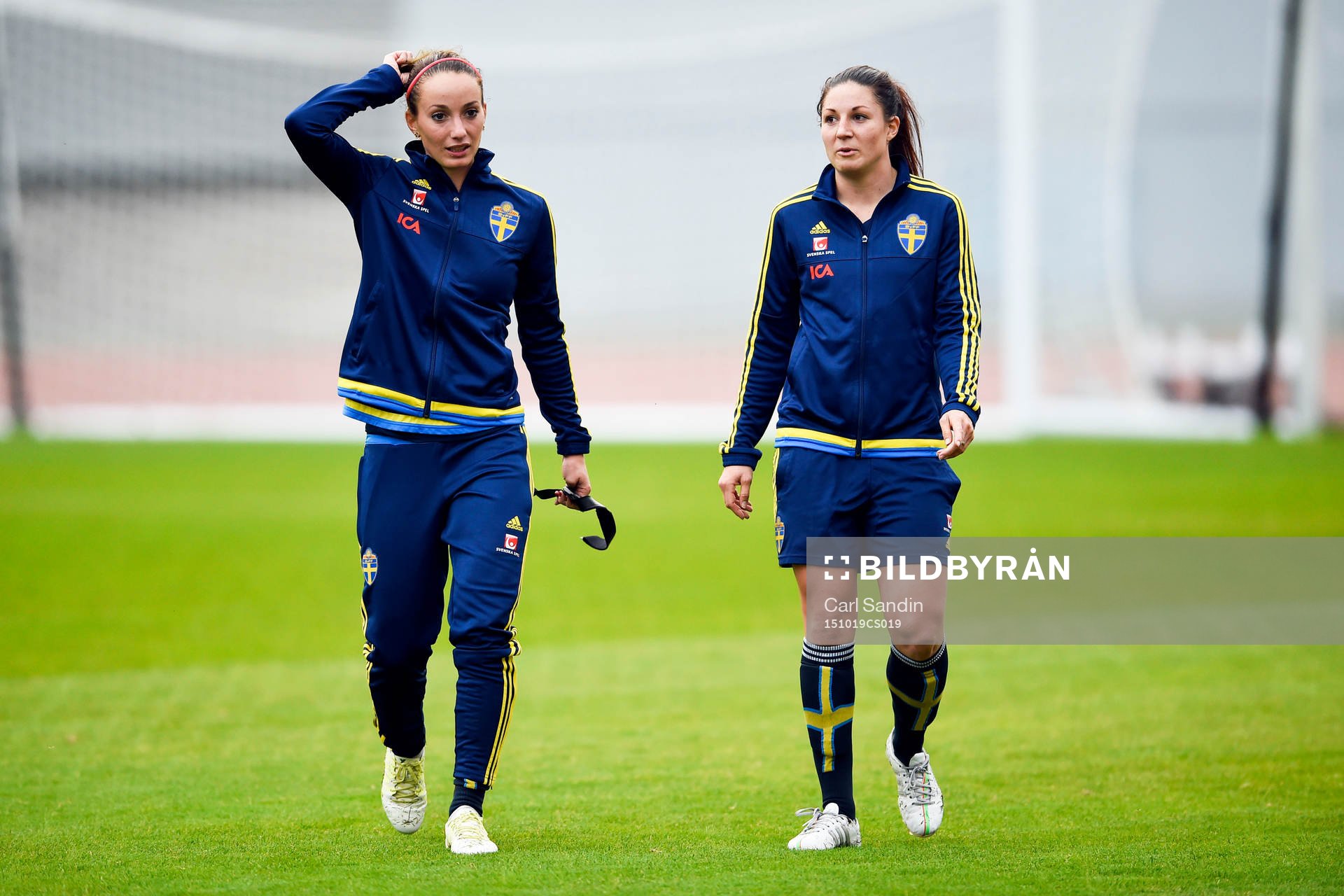 Sveriges Kosovare Asllani och Josefin Johansson