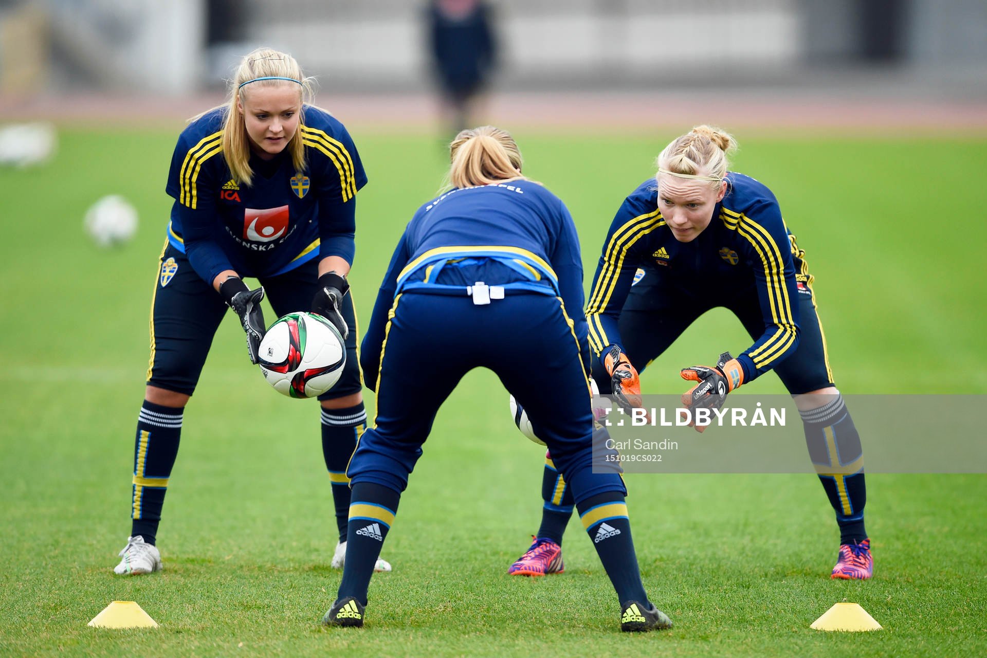 Sveriges målvakt Hilda Carlén och målvakt Hedvig Lindahl