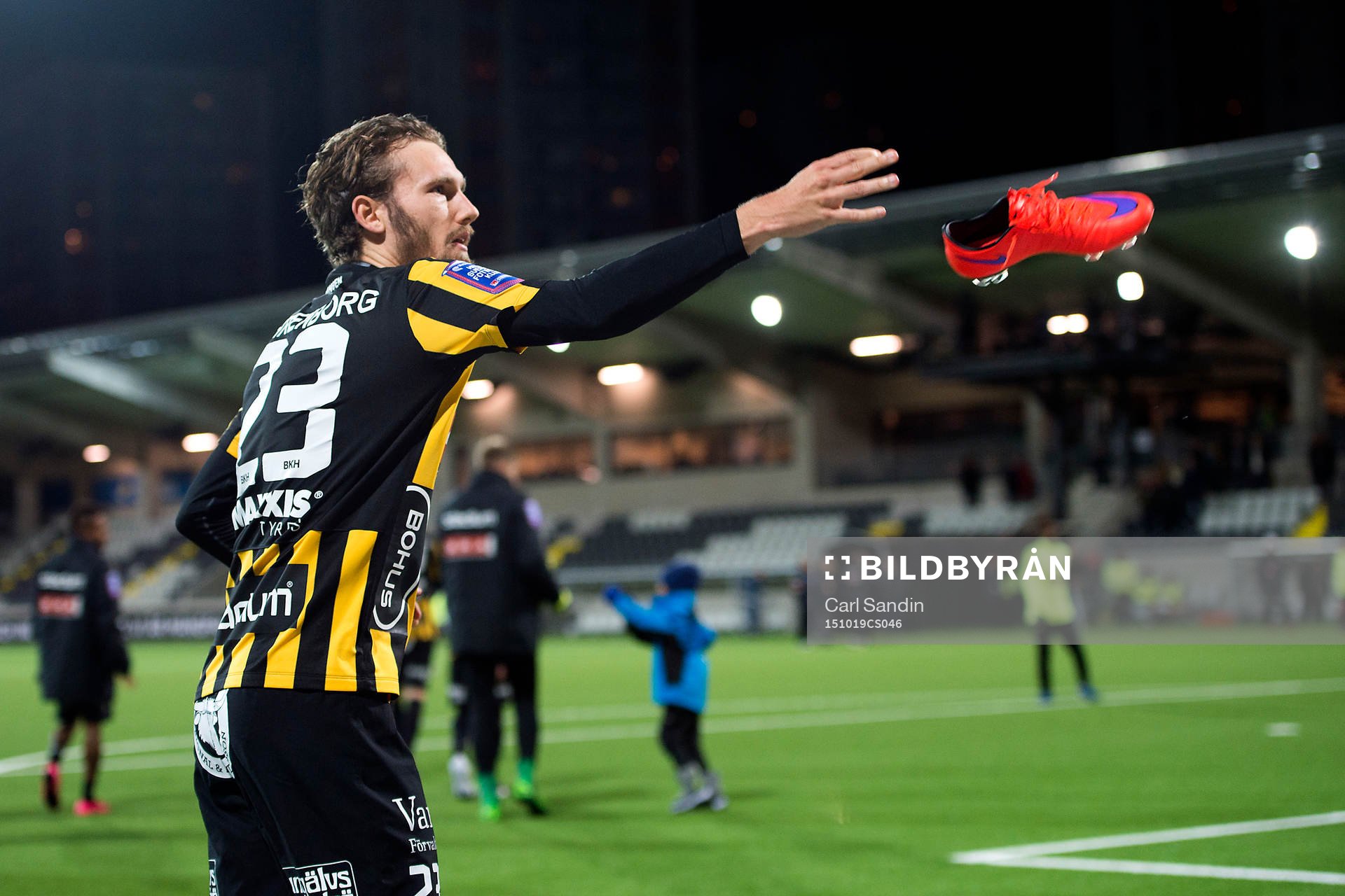 Häckens Simon Sandberg kastar upp sin sko till publiken