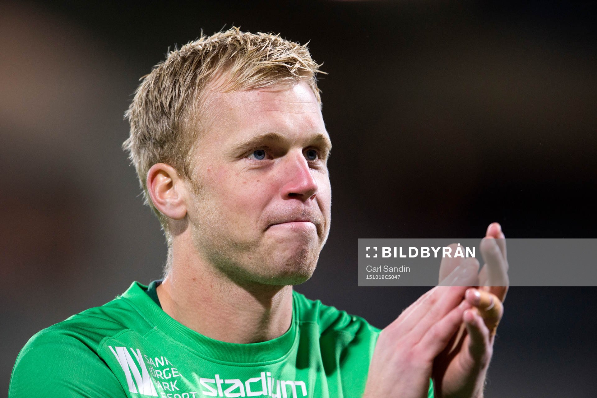 Häckens målvakt Peter Abrahamsson tackar publiken efter fotbollsmatchen i Allsvenskan mellan Häcken och GIF Sundsvall den 19 oktober 2015 i Göteborg.