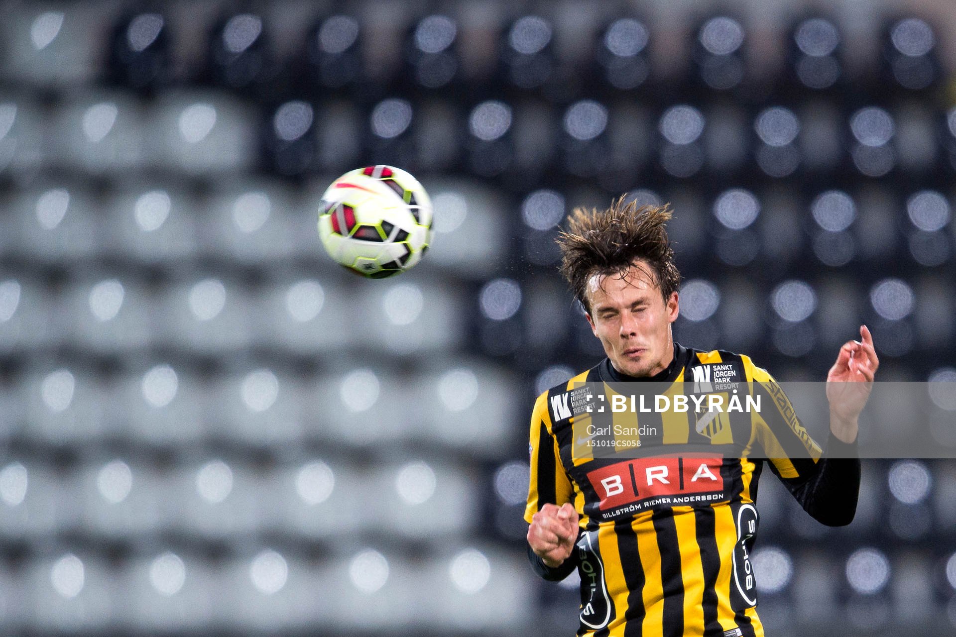 Häckens Niels Vorthoren nickar en boll