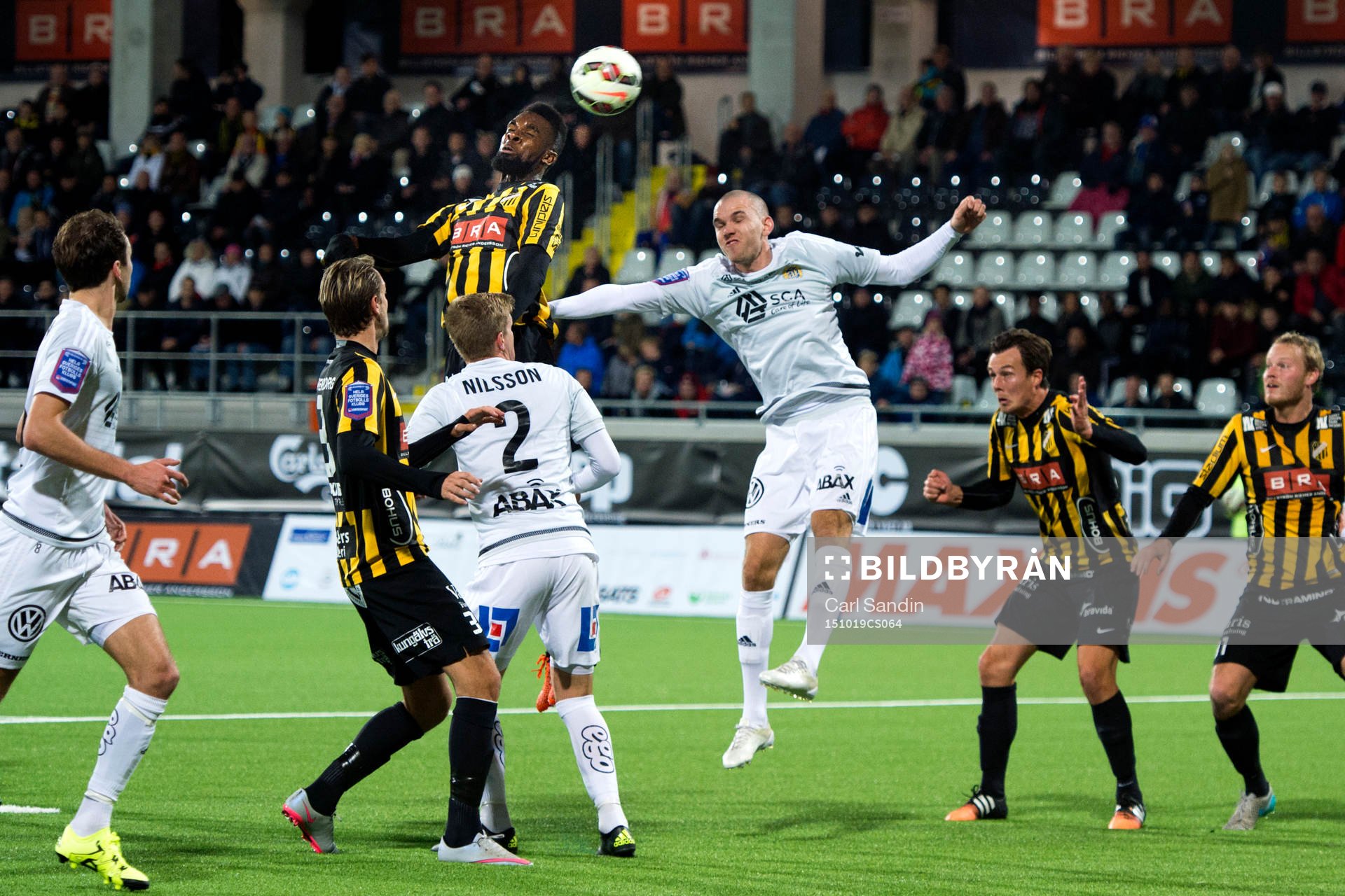 Häckens Tefu Mashamaite nickar en boll
