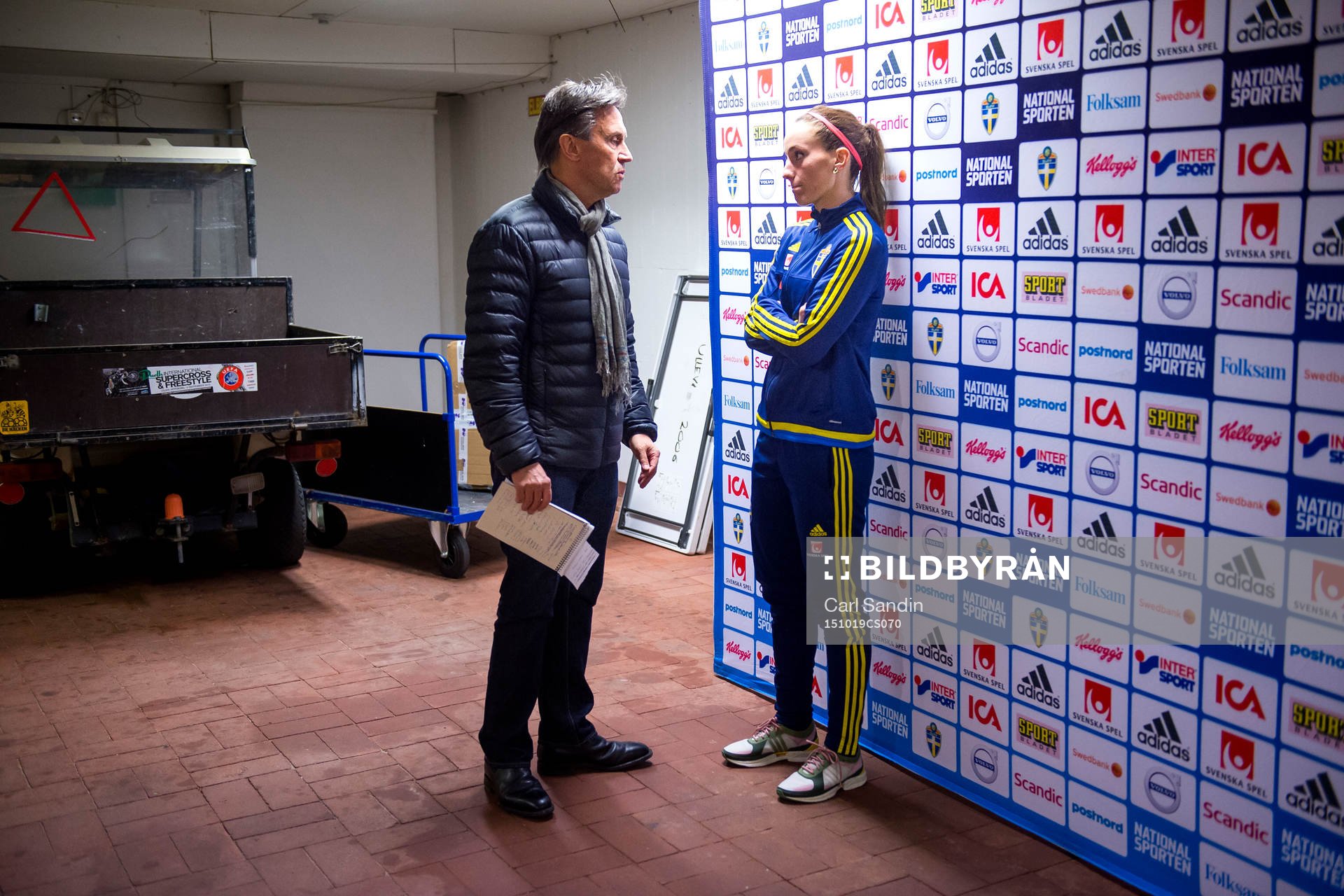 Expressens reporter Mats Bråstedt och Sveriges Kosovare Asllani efter en träning med det svenska damlandslaget i fotboll den 19 oktober 2015 i Göteborg.