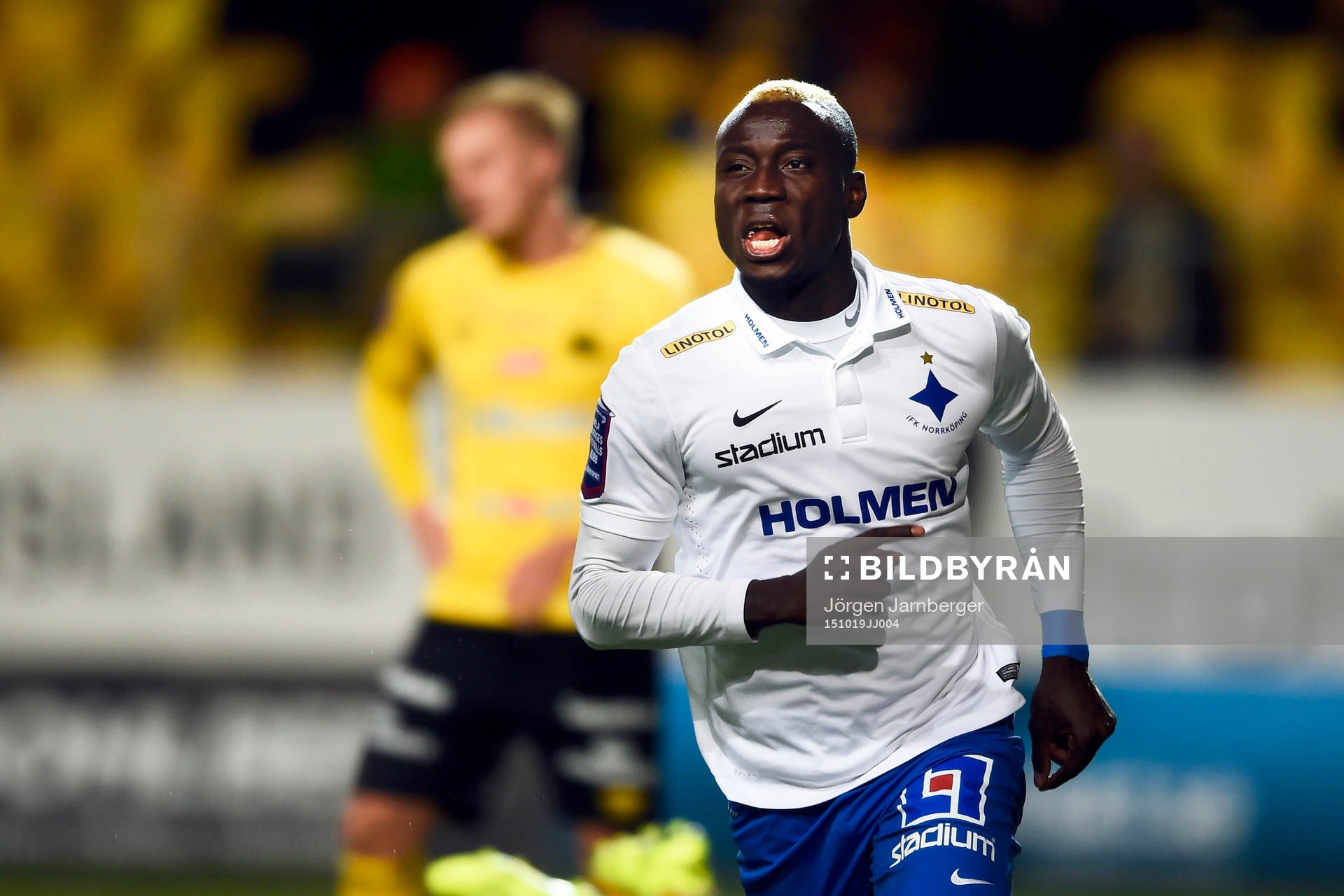 Norrköpings Alhaji Kamara firar