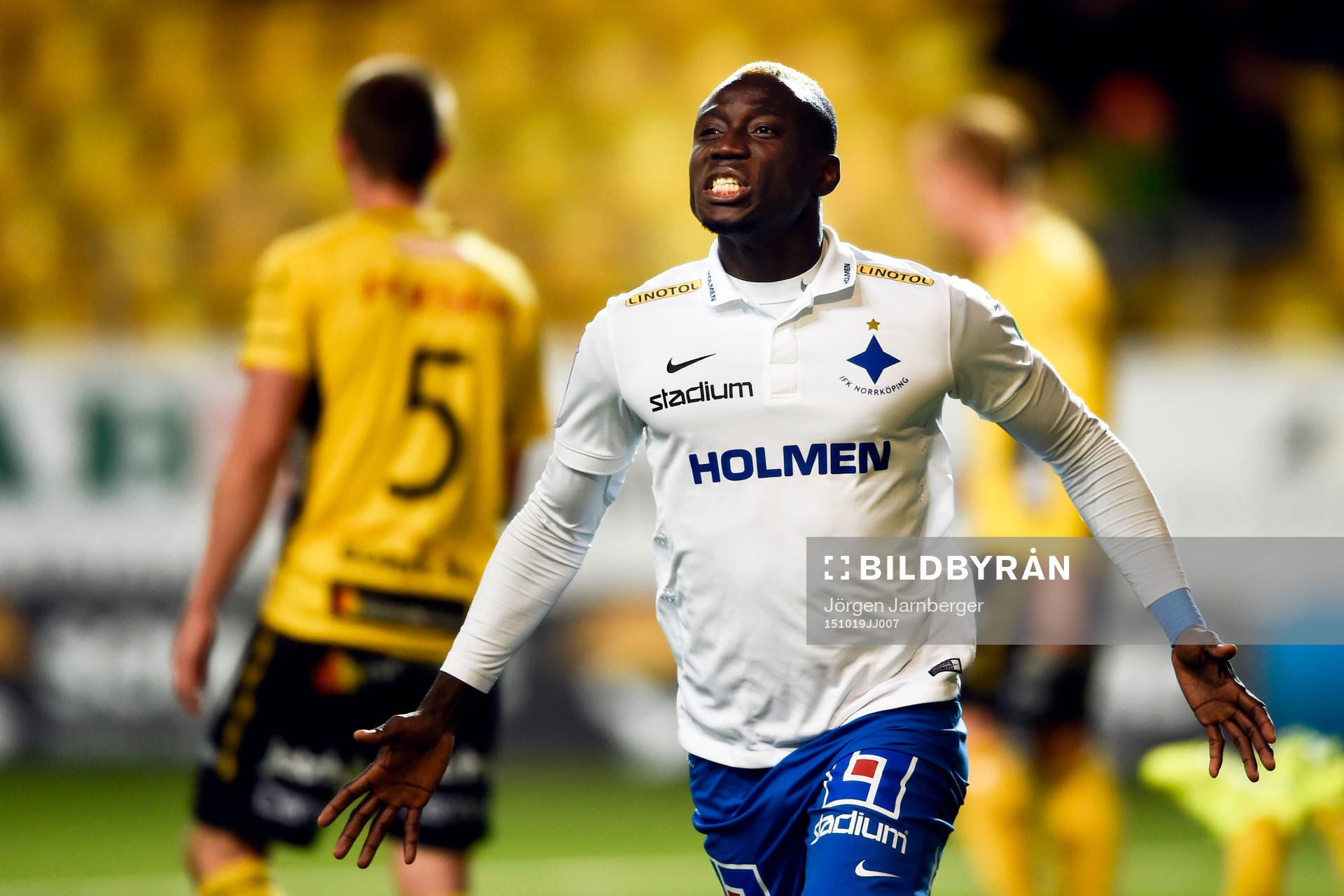 Norrköpings Alhaji Kamara firar