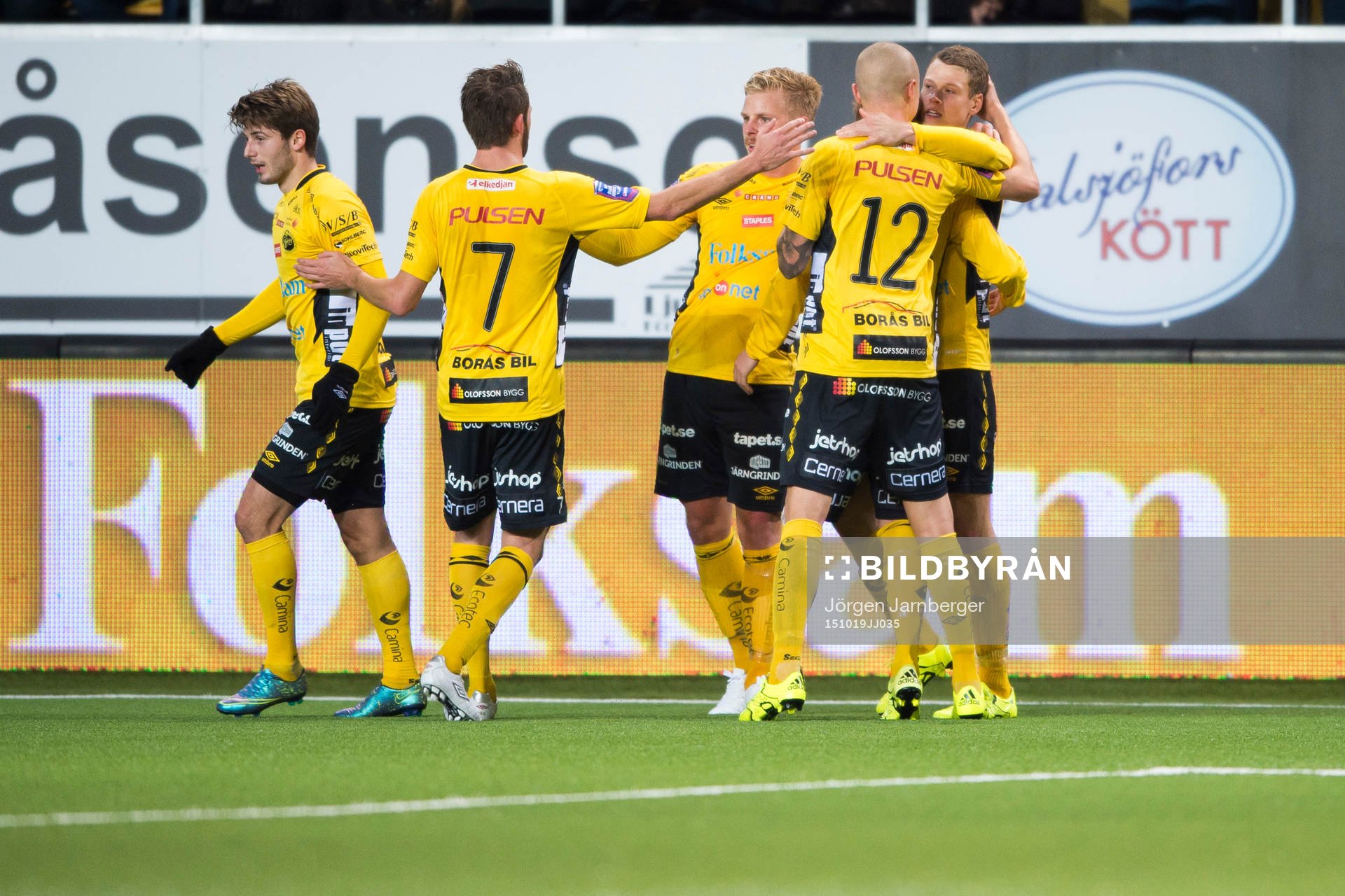 Elfsborgs Viktor Claesson jublar ihop med övriga spelare