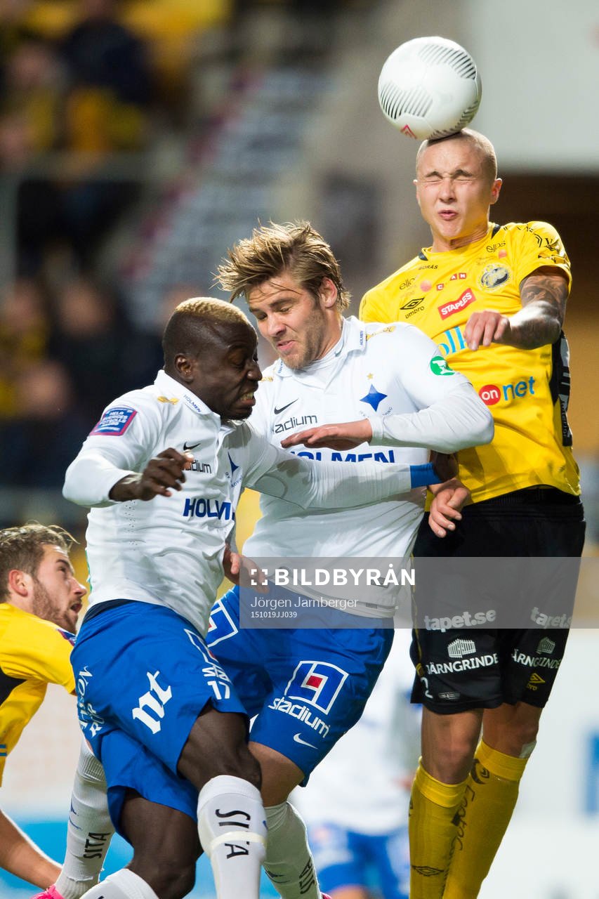 Elfsborgs Sebastian Holmén vinner kamp mot Norrköpings Christoffer Nyman och Alhaji Kamara under en fotbollsmatch i Allsvenskan mellan Elfsborg och Norrköping den 19 oktober 2015 i Borås.
