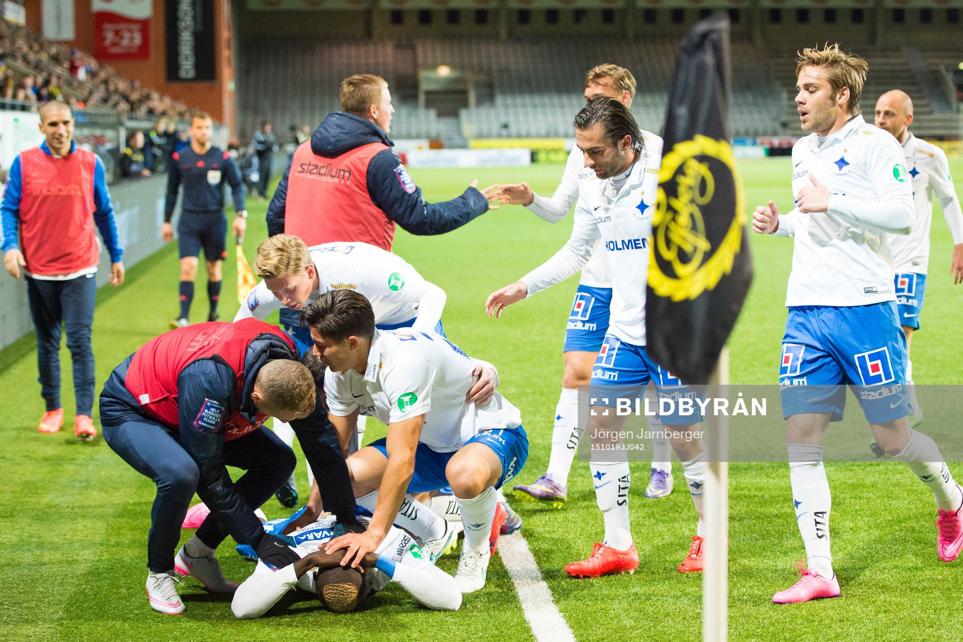 Norrköpings Alhaji Kamara klappas om av spelarna