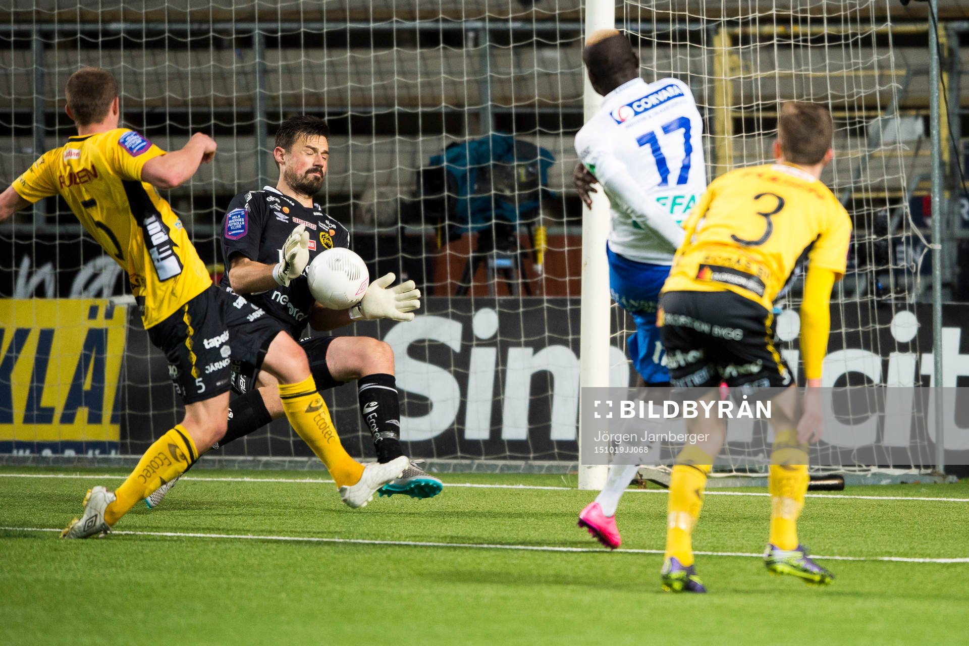 Elfsborgs målvakt Kevin Stuhr Ellegaard räddar skott av