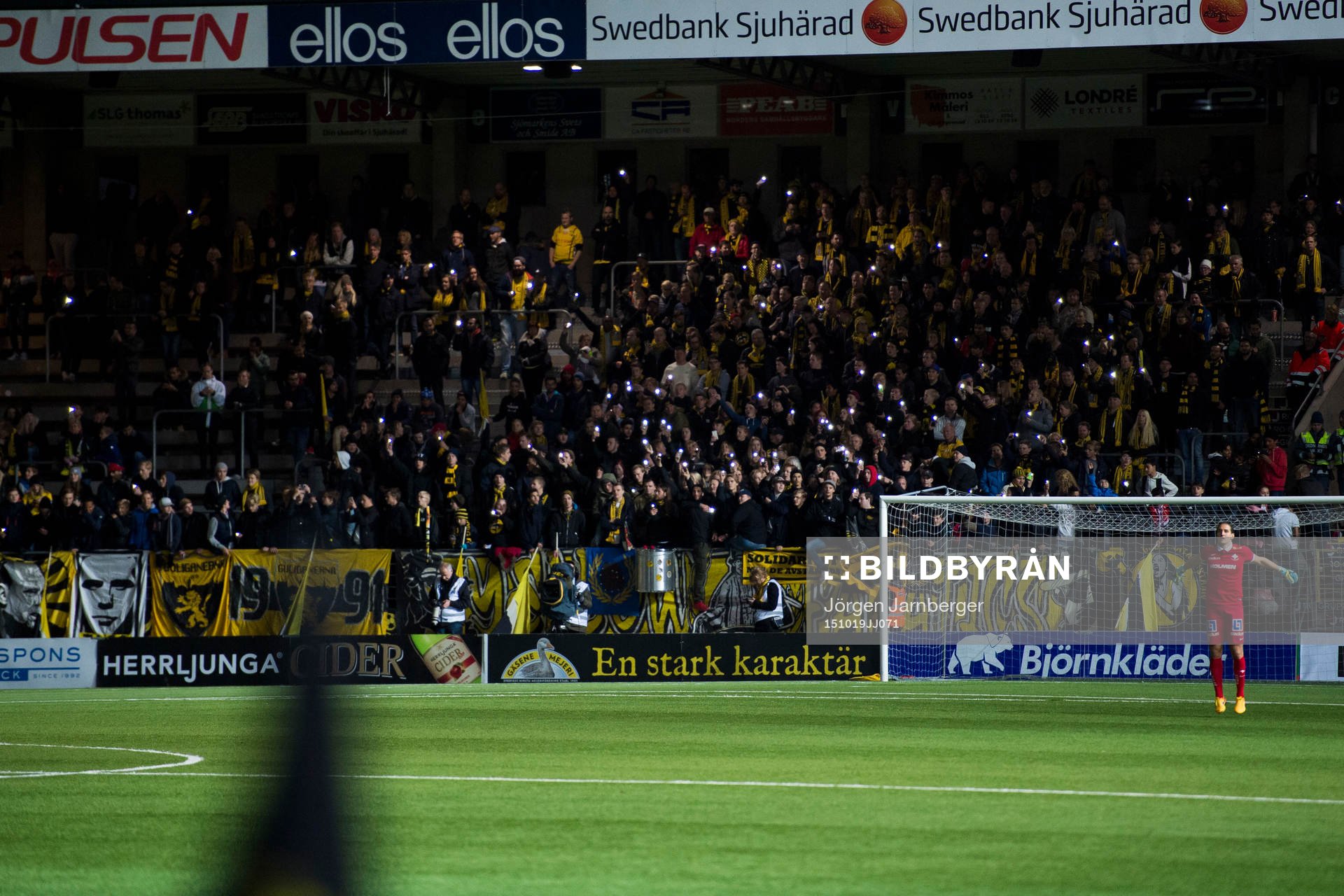 Supportrar tänder mobiltelefonljus