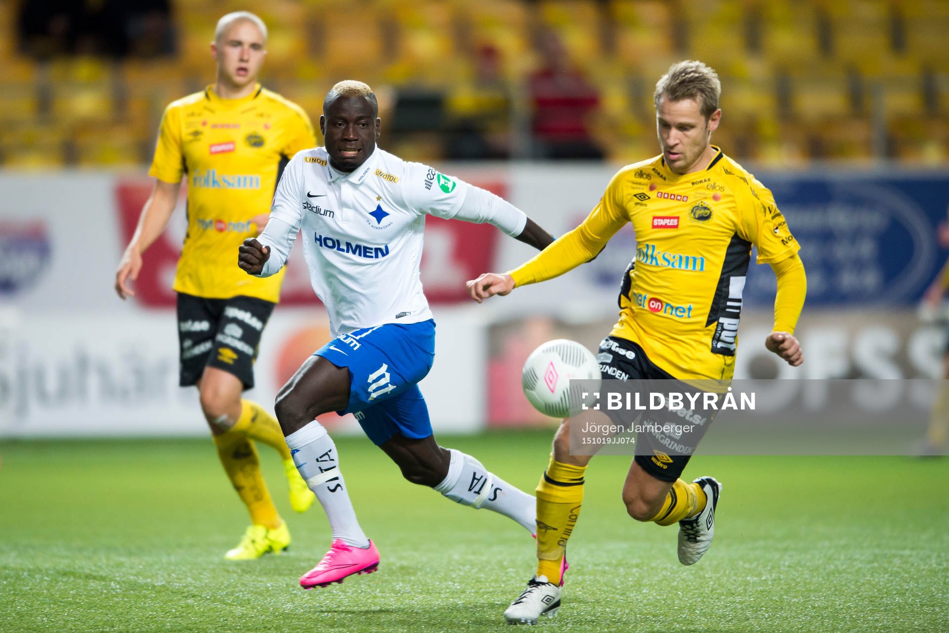 Norrköpings Alhaji Kamara i kamp med Elfsborgs Andreas Klarström under en fotbollsmatch i Allsvenskan mellan Elfsborg och Norrköping den 19 oktober 2015 i Borås.