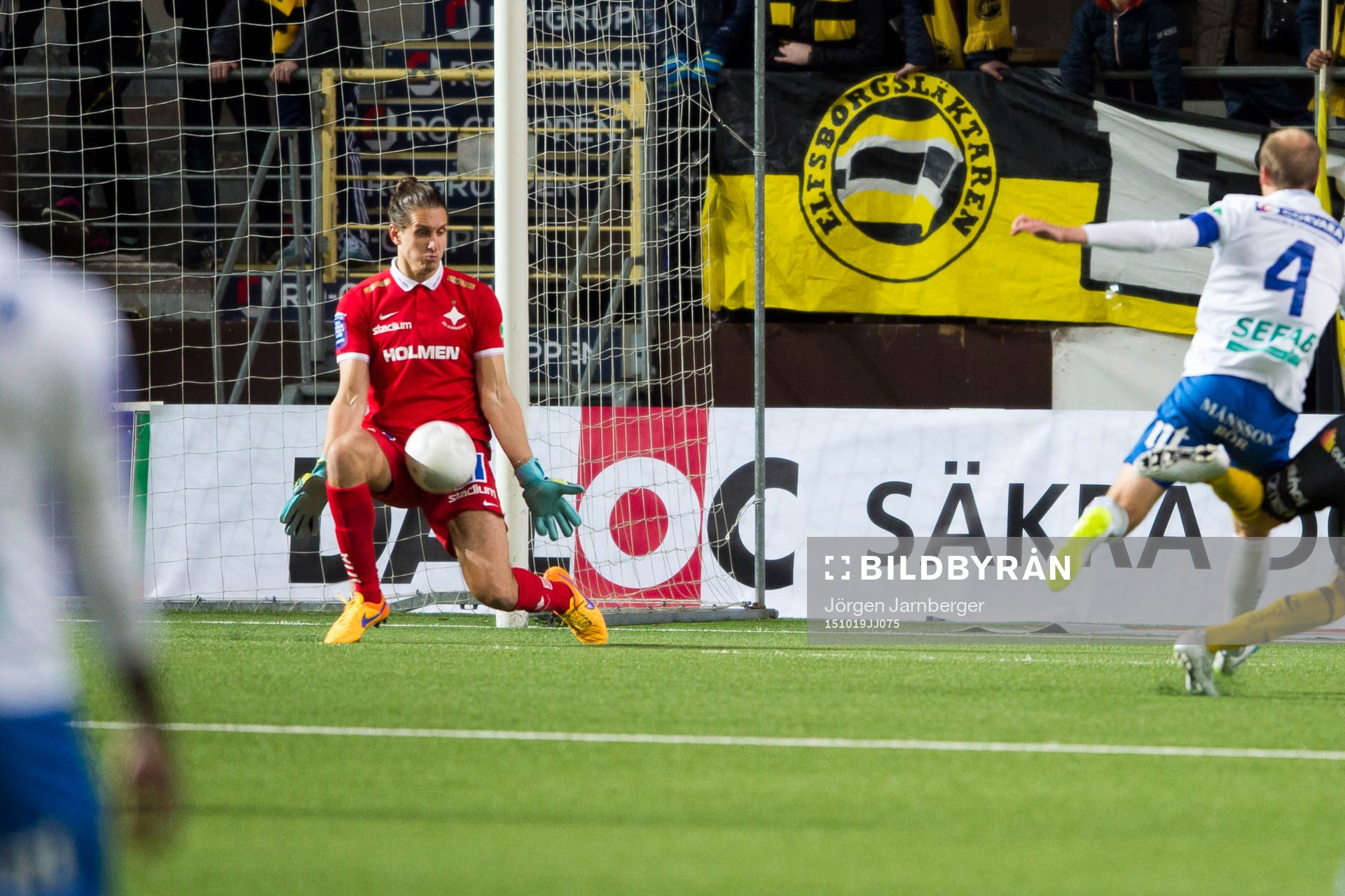 Norrköpings målvakt David Mitov Nilsson räddar
