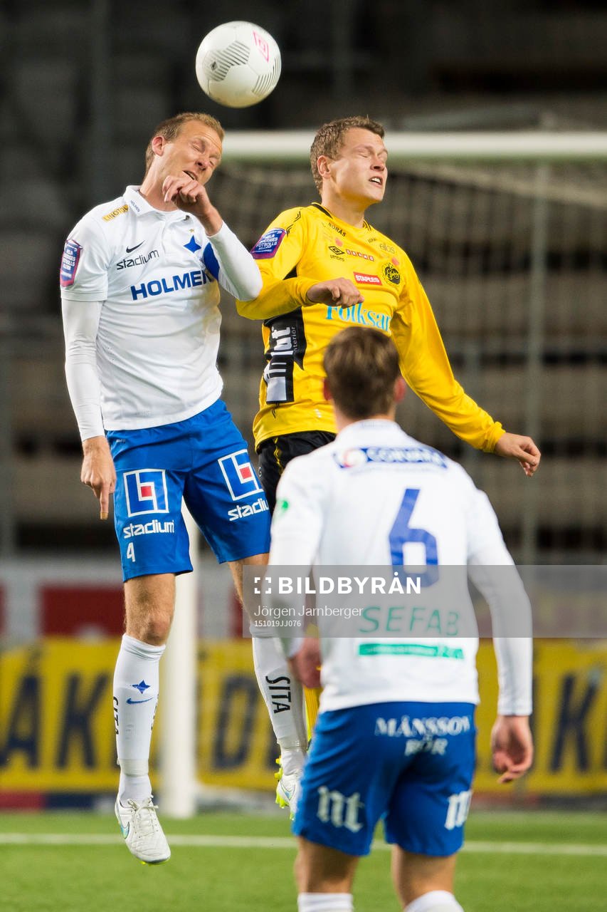 Norrköpings Andreas Johansson och Elfsborgs Viktor Claesson i nickduell under en fotbollsmatch i Allsvenskan mellan Elfsborg och Norrköping den 19 oktober 2015 i Borås.