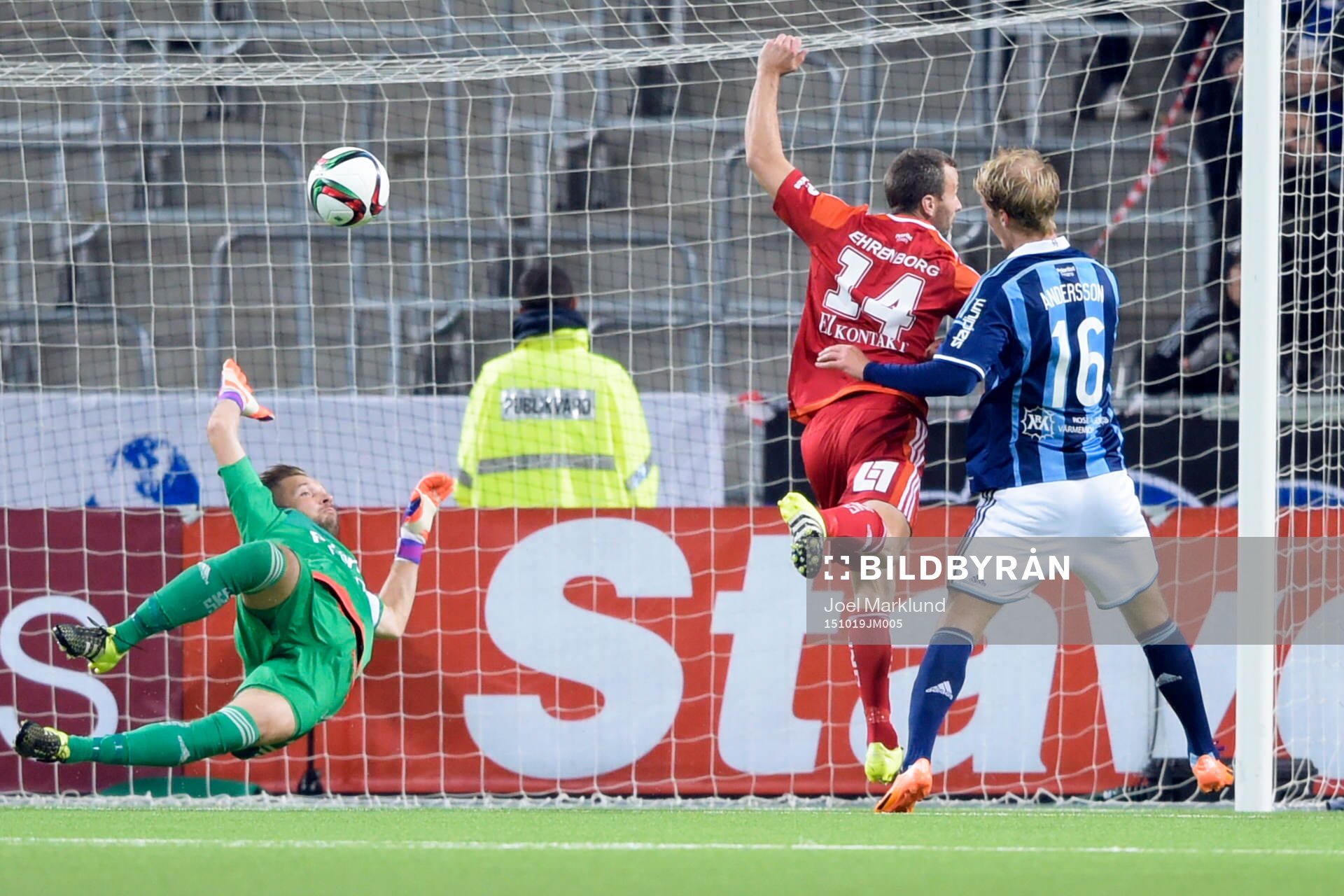 IFK Göteborgs målvakt John Alvbåge och Hjalmar Jonsson