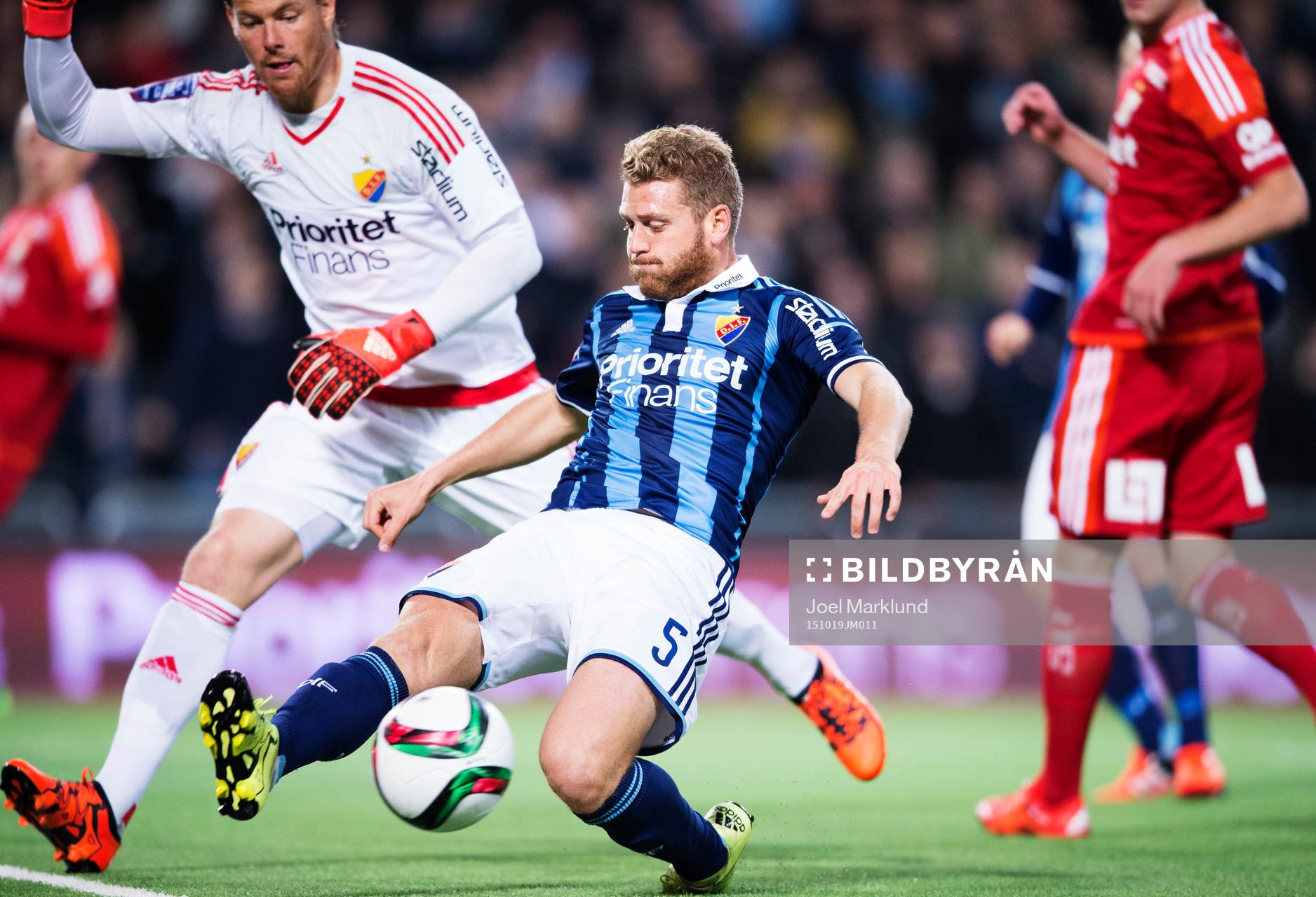 Djurgårdens Stefan Karlsson rensar undan bollen