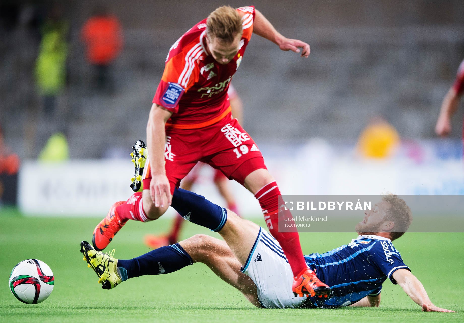 IFK Göteborgs Gustav Engvall stoppas av Djurgårdens