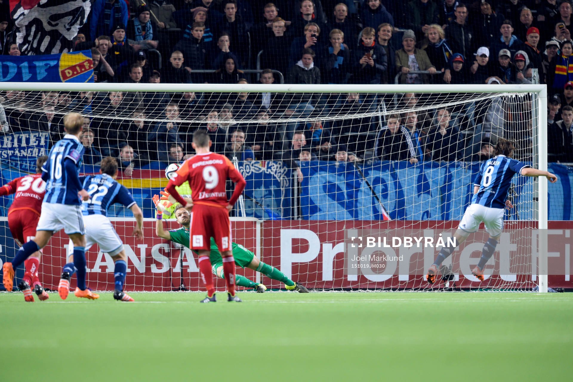 Djurgårdens Kevin Walker kvitterar till 2-2 på straff