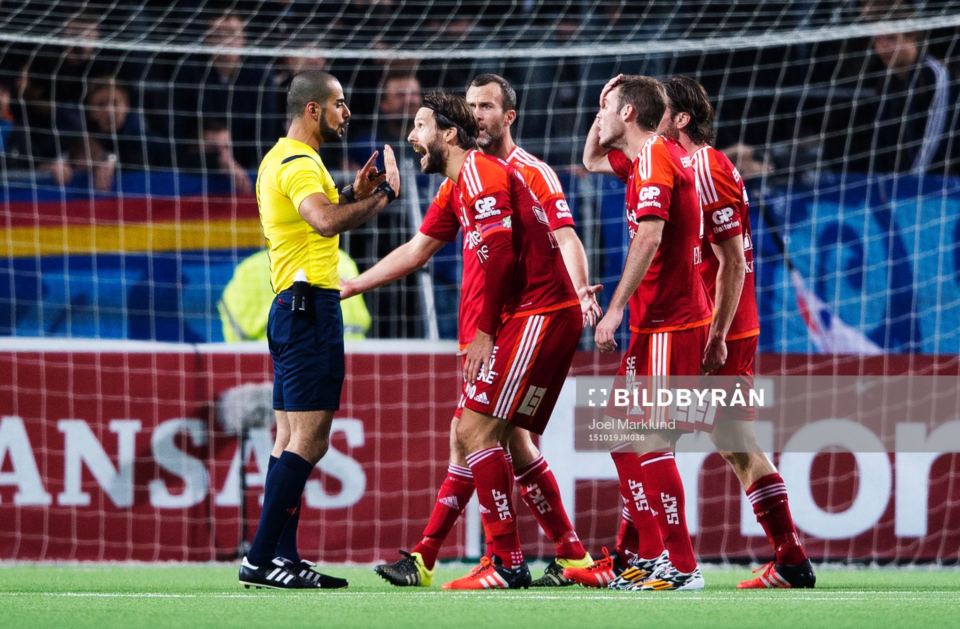 Spelare i IFK Göteborg protesterar mot domare Mohammed Al-Hakim efter att han dömt straff för Djurgården under fotbollsmatchen i Allsvenskan mellan Djurgården och IFK Göteborg den 19 oktober 2015 i Stockholm.