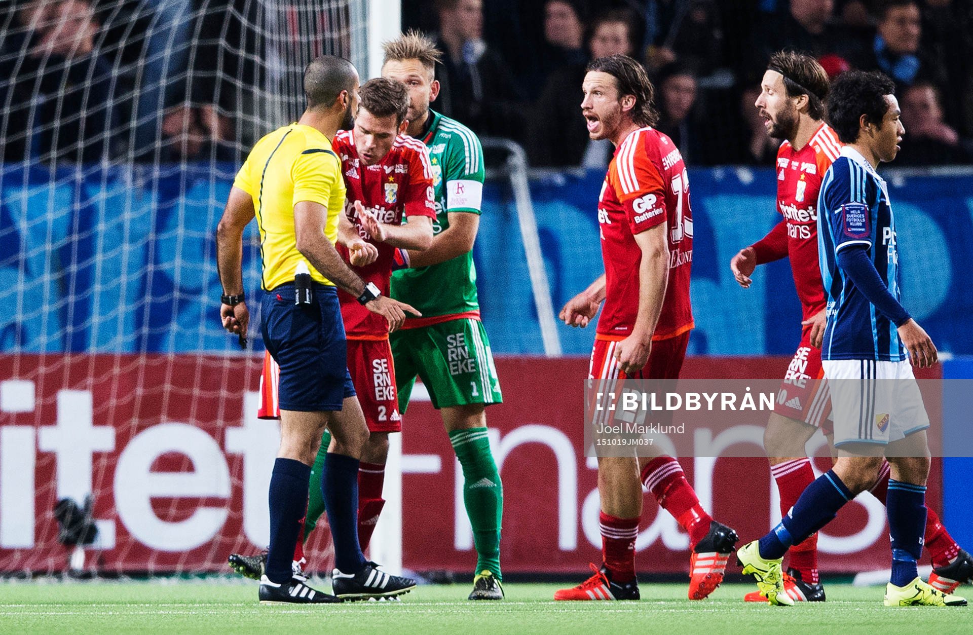 Spelare i IFK Göteborg protesterar mot domare Mohammed Al-Hakim efter att han dömt straff för Djurgården under fotbollsmatchen i Allsvenskan mellan Djurgården och IFK Göteborg den 19 oktober 2015 i Stockholm.