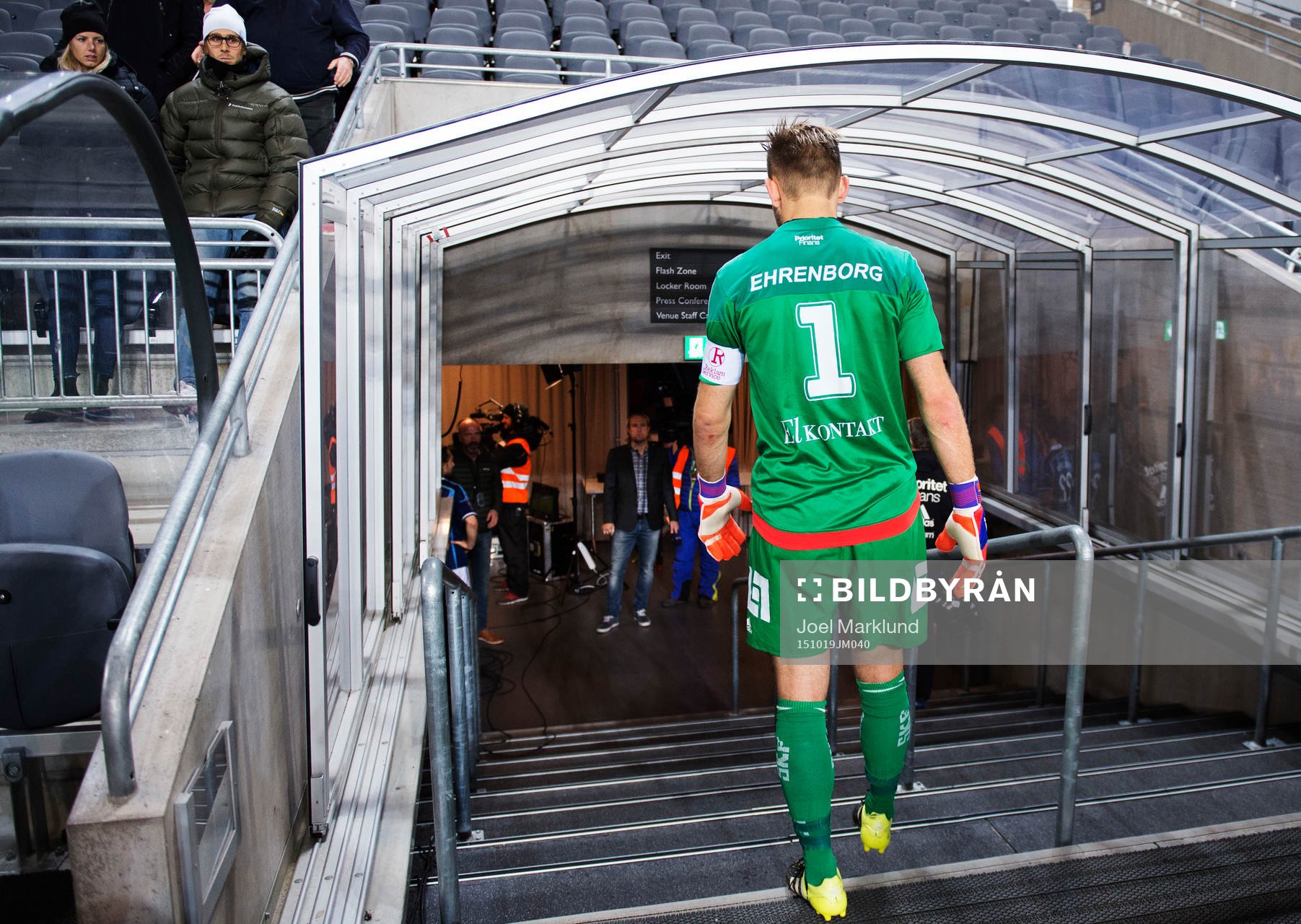 IFK Göteborgs målvakt John Alvbåge deppar när han