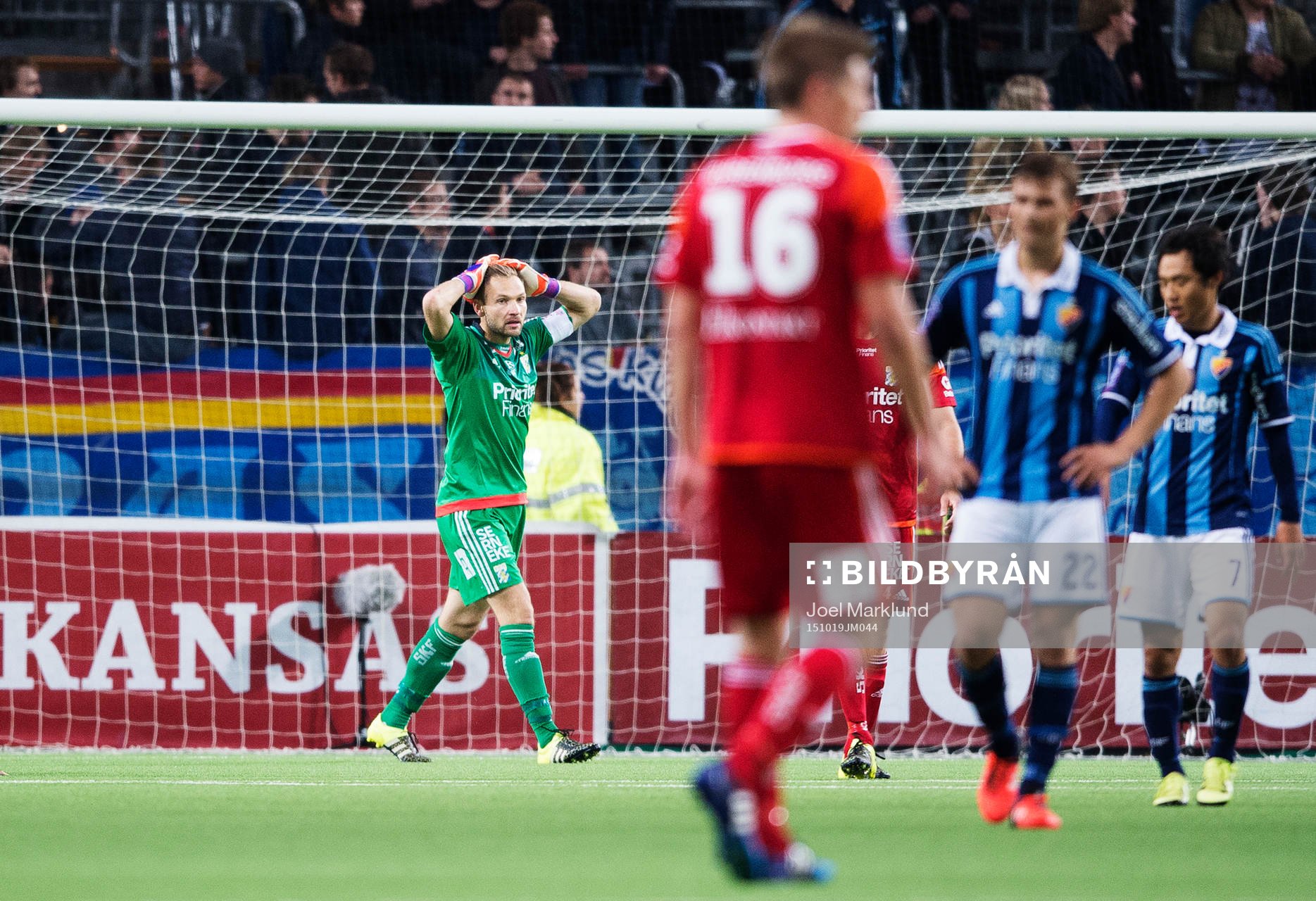 IFK Göteborgs målvakt John Alvbåge deppar