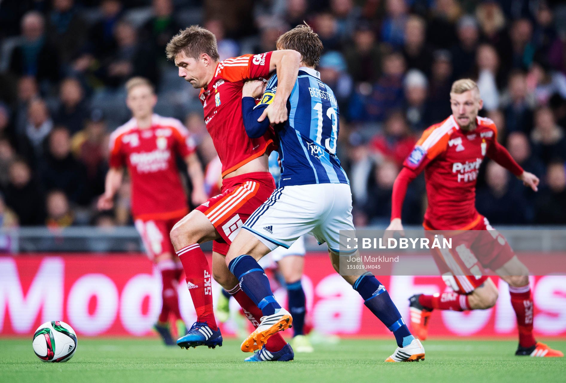 IFK Göteborgs Mikael Boman blir dragen av Djurgårdens