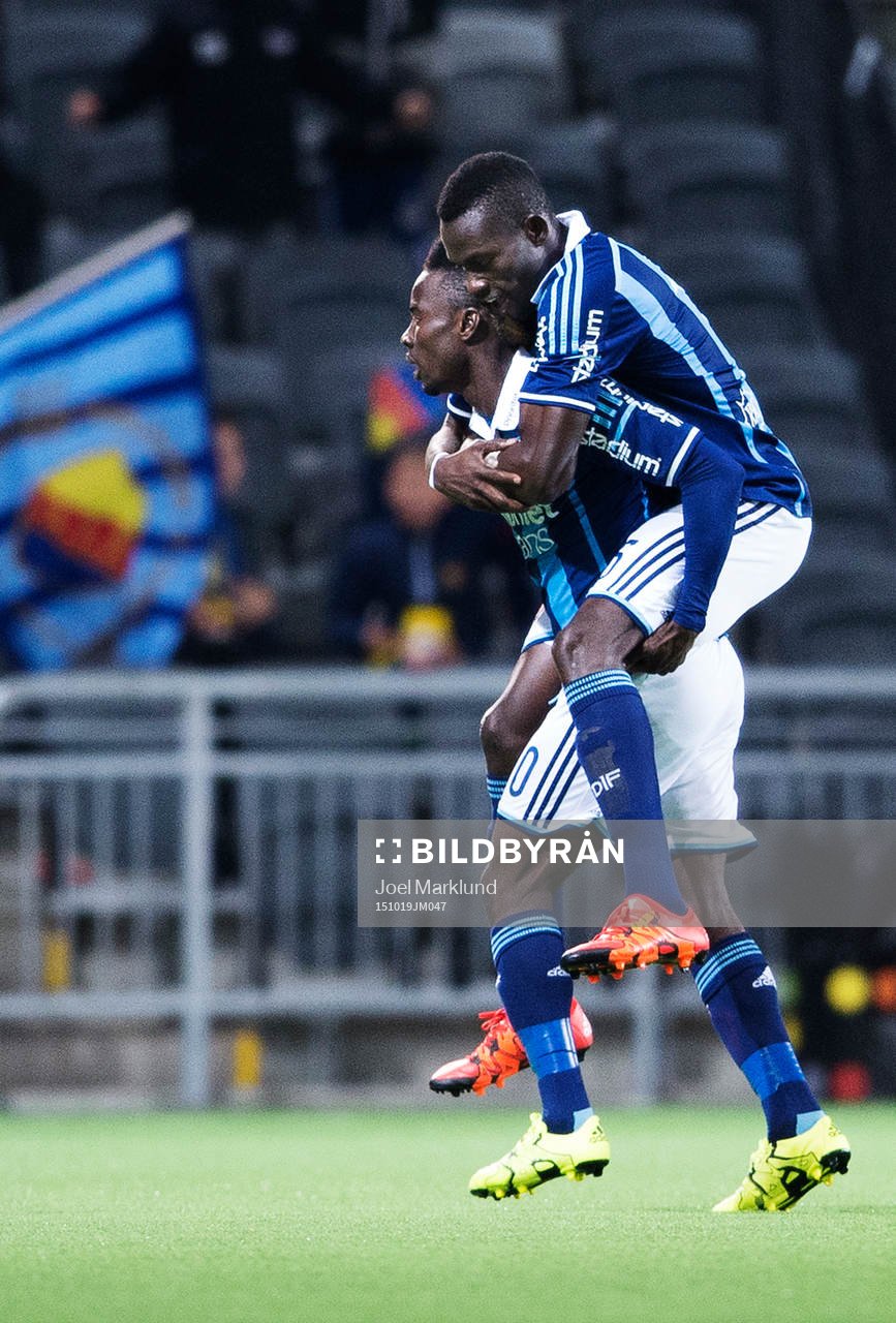 Djurgårdens Sam Johnson och Omar Colley jublar