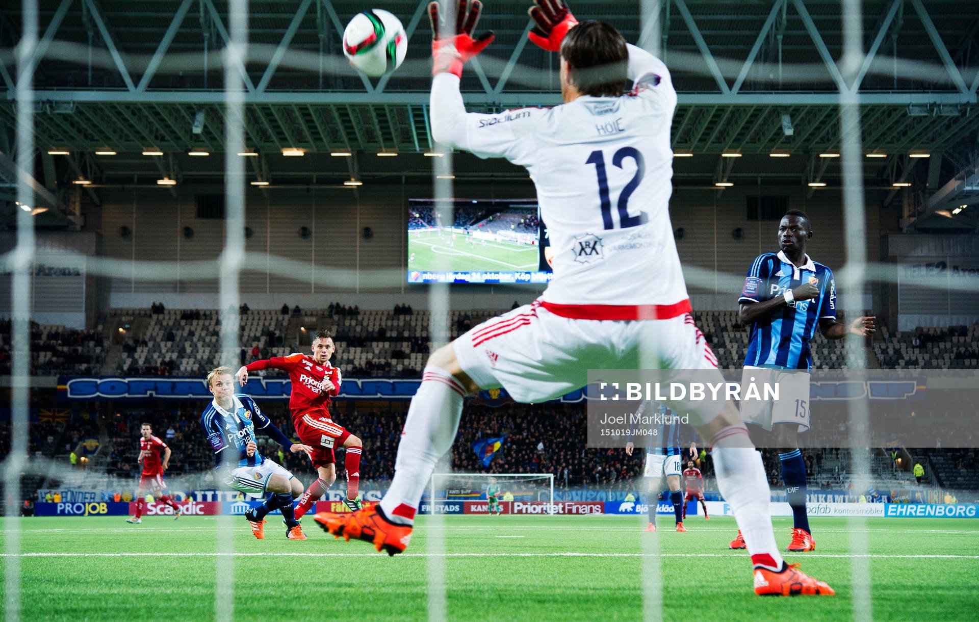 IFK Göteborgs Jakob Ankersen skjuter in 1-2 bakom