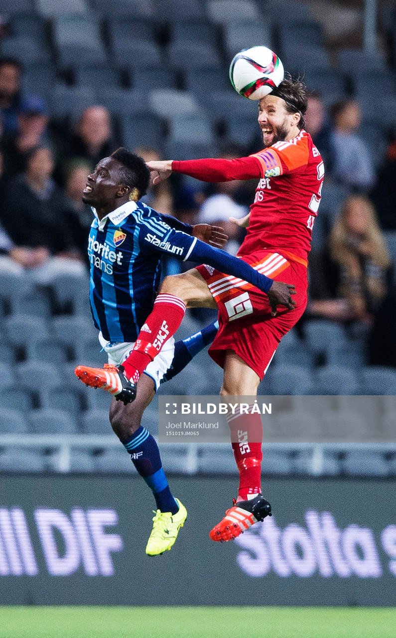 Djurgårdens Sam Johnson i en luftduell med IFK Göteborgs